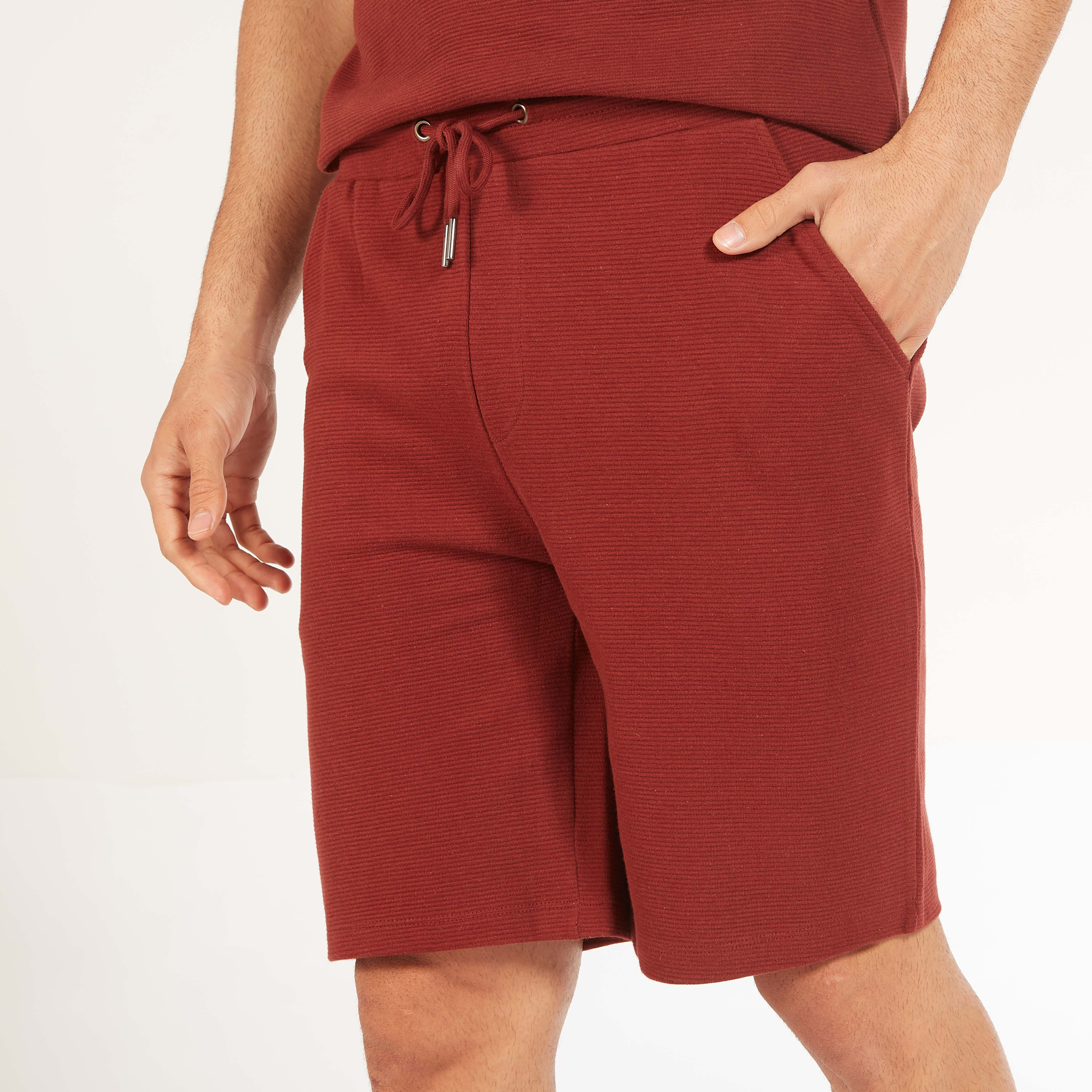 شورت سادة بخصر متوسط الارتفاع ورباط إغلاق وجيوب-men-clothing-bottoms-shorts-image-11