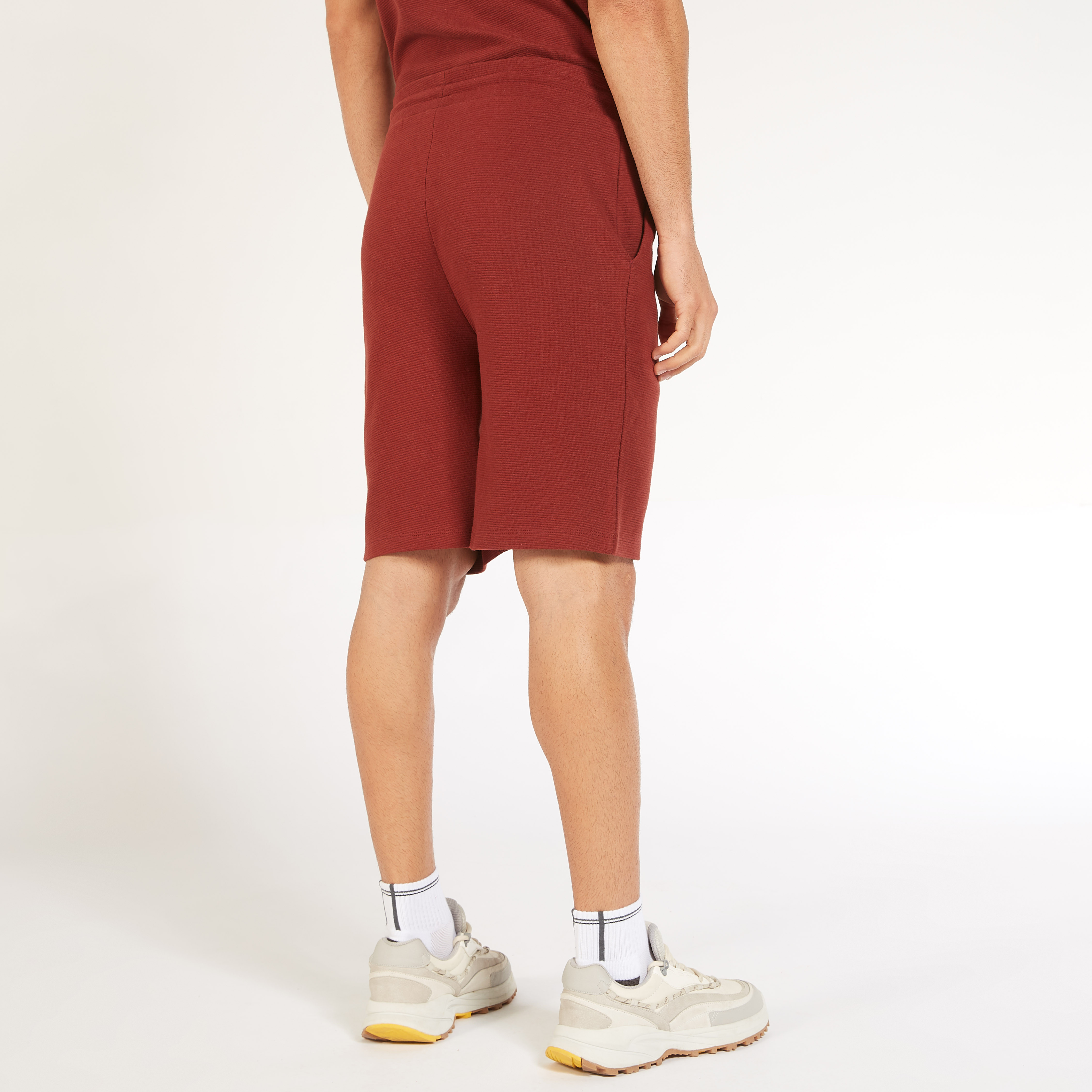 شورت سادة بخصر متوسط الارتفاع ورباط إغلاق وجيوب-men-clothing-bottoms-shorts-image-12