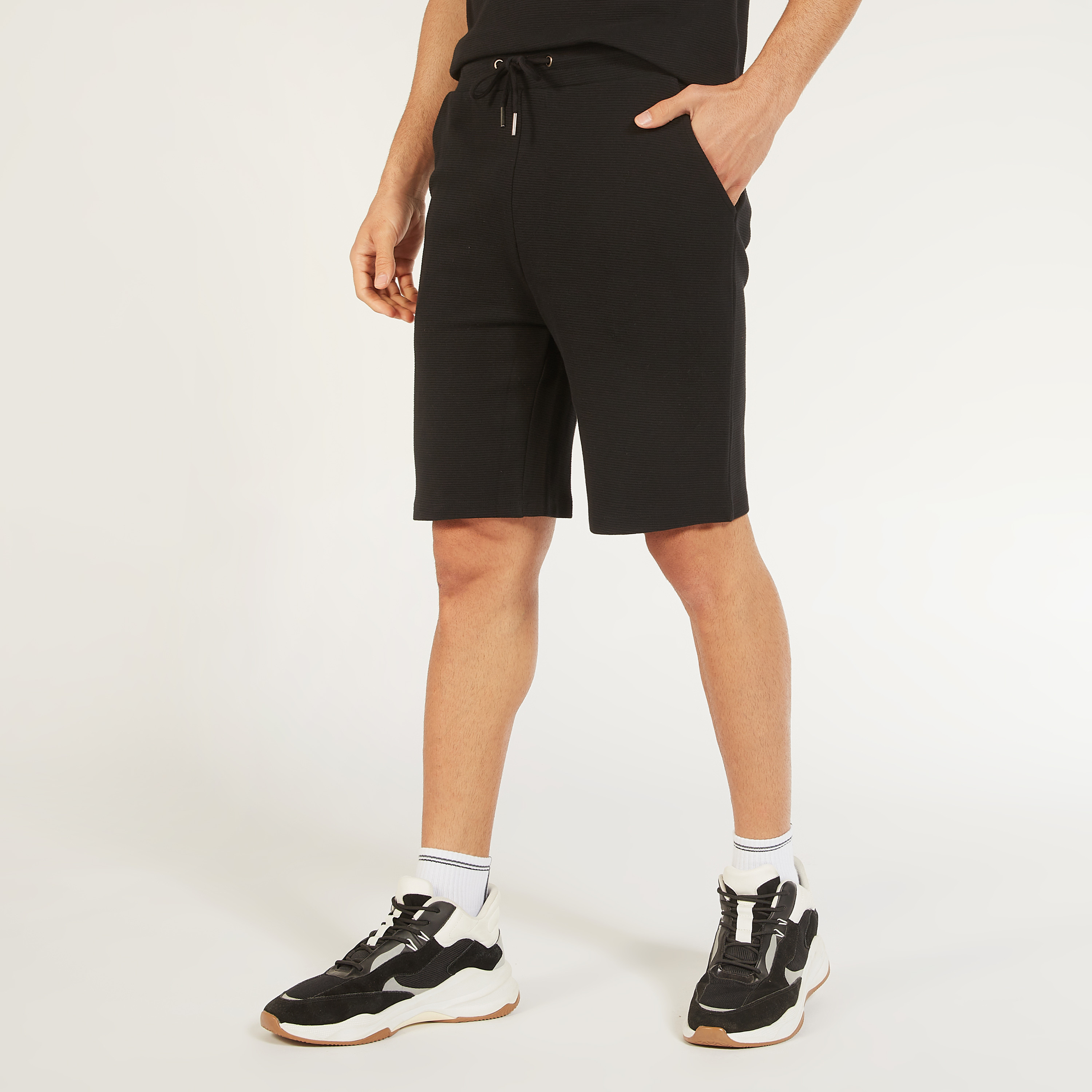شورت سادة بخصر متوسط الارتفاع ورباط إغلاق وجيوب-men-clothing-bottoms-shorts-image-13