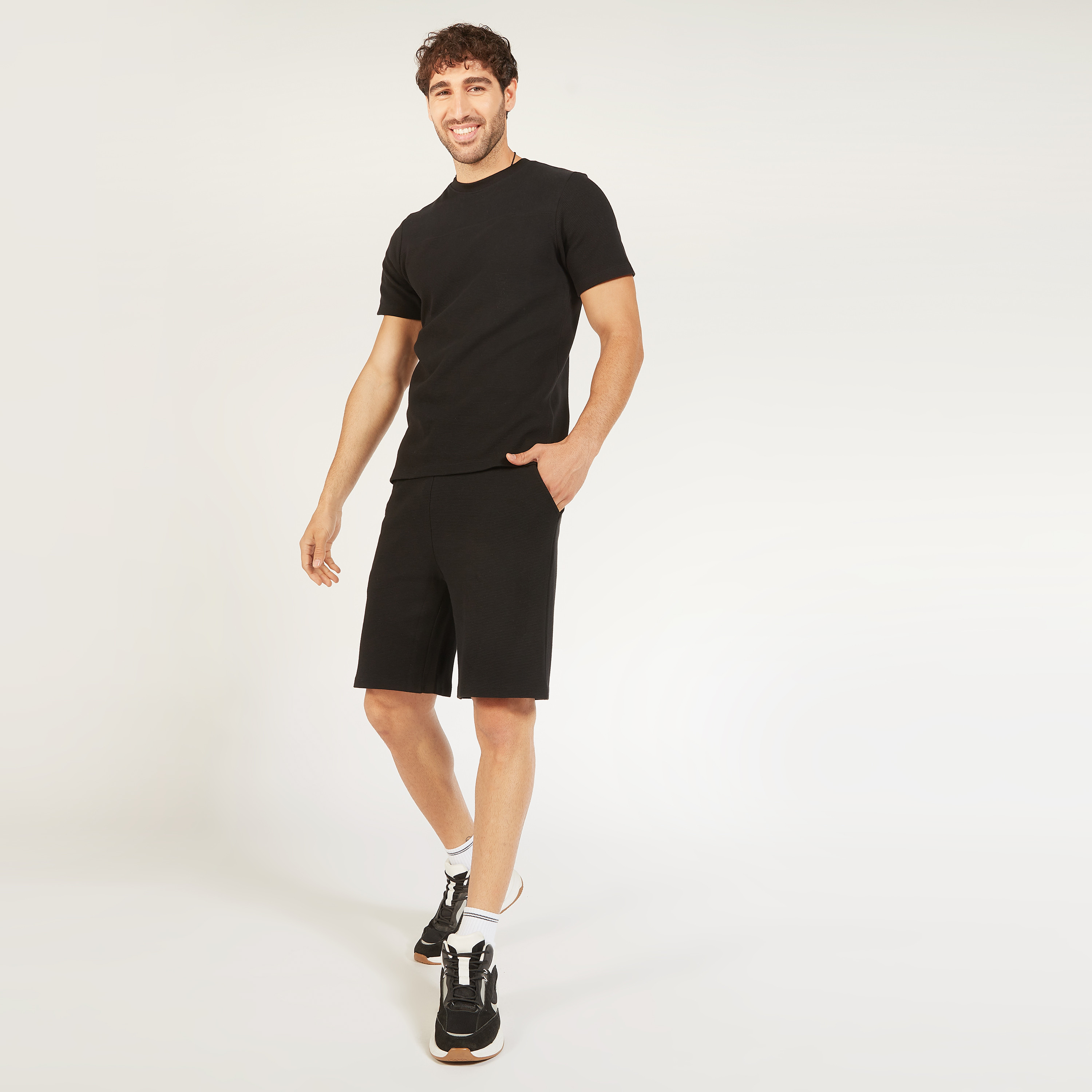 شورت سادة بخصر متوسط الارتفاع ورباط إغلاق وجيوب-men-clothing-bottoms-shorts-image-14