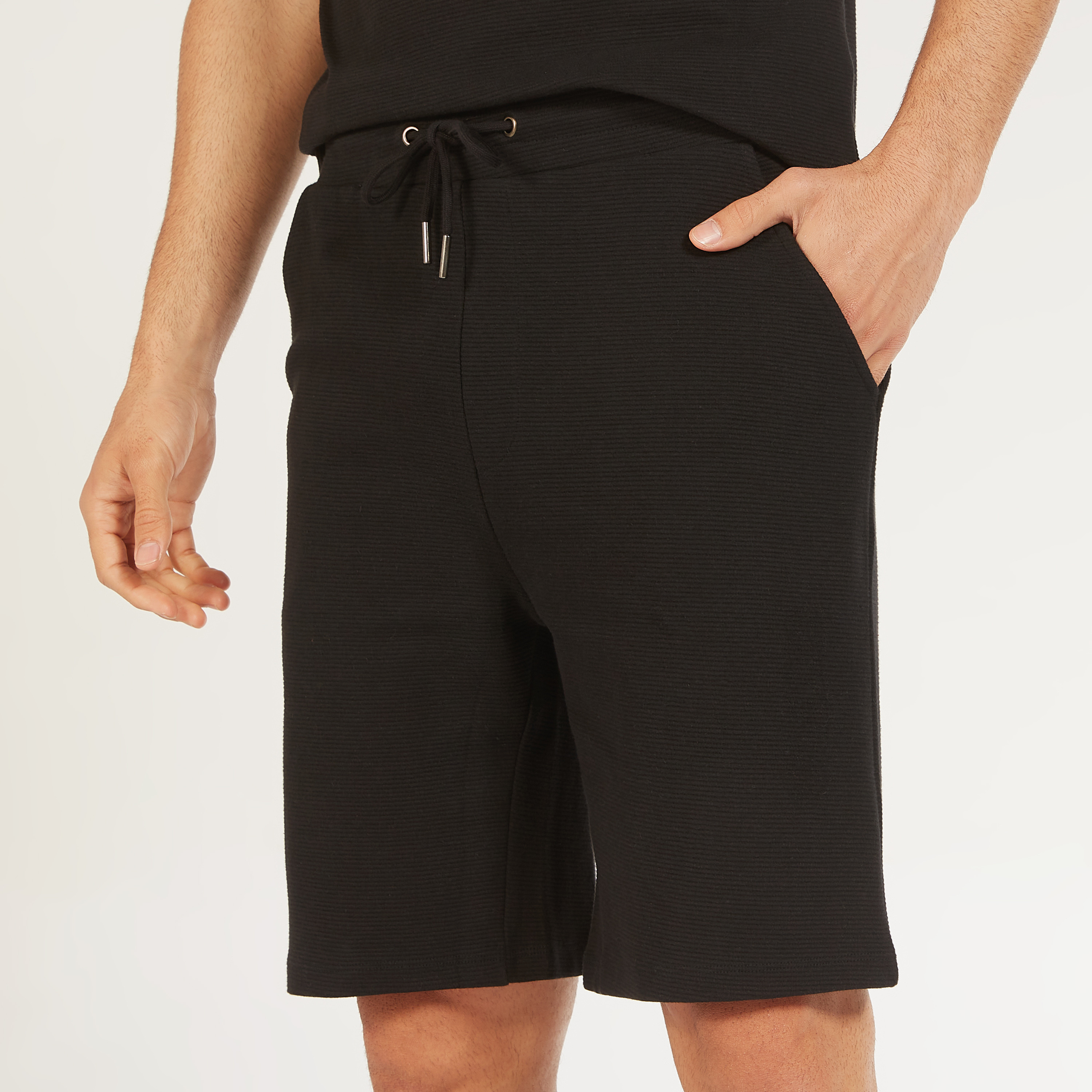 شورت سادة بخصر متوسط الارتفاع ورباط إغلاق وجيوب-men-clothing-bottoms-shorts-image-15