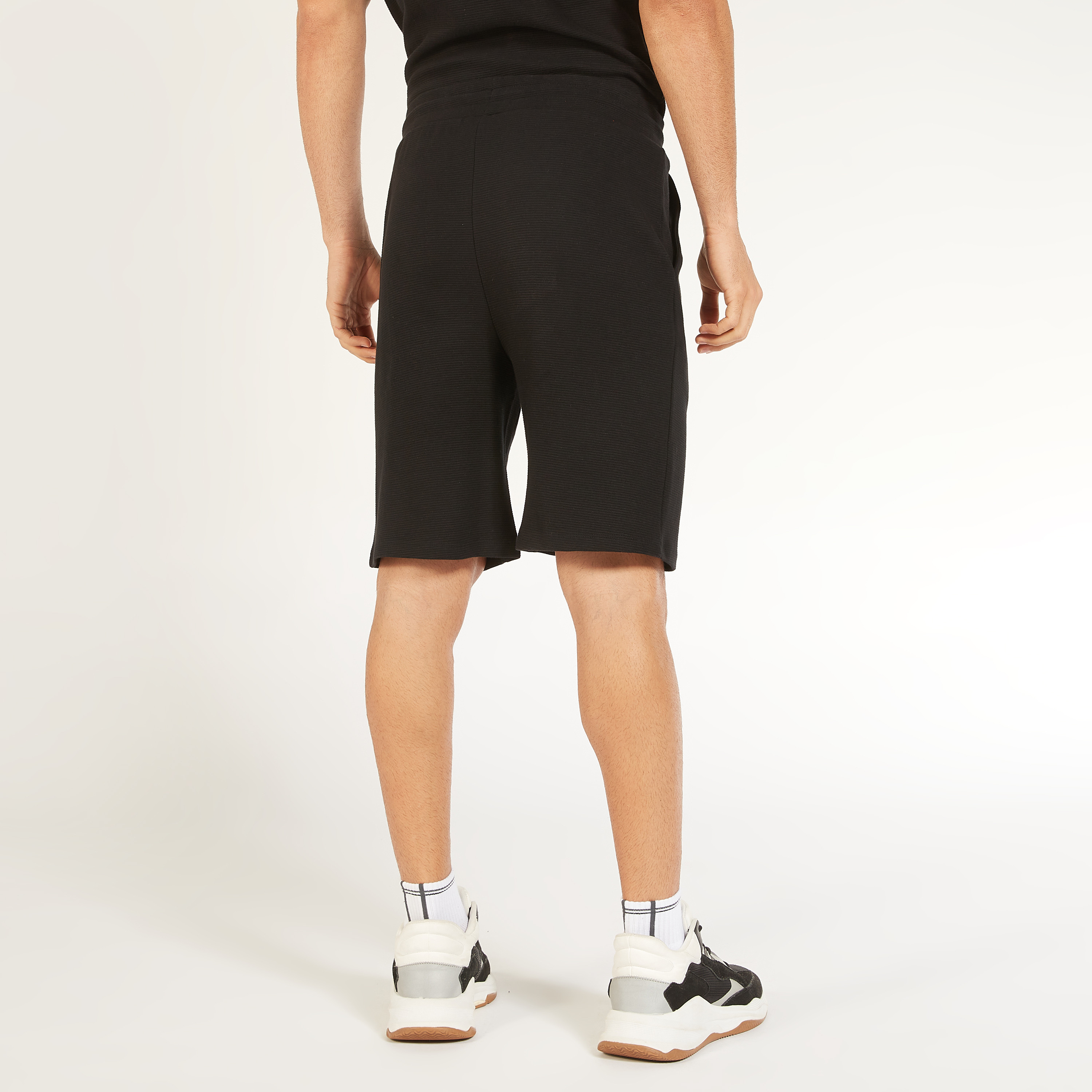 شورت سادة بخصر متوسط الارتفاع ورباط إغلاق وجيوب-men-clothing-bottoms-shorts-image-16