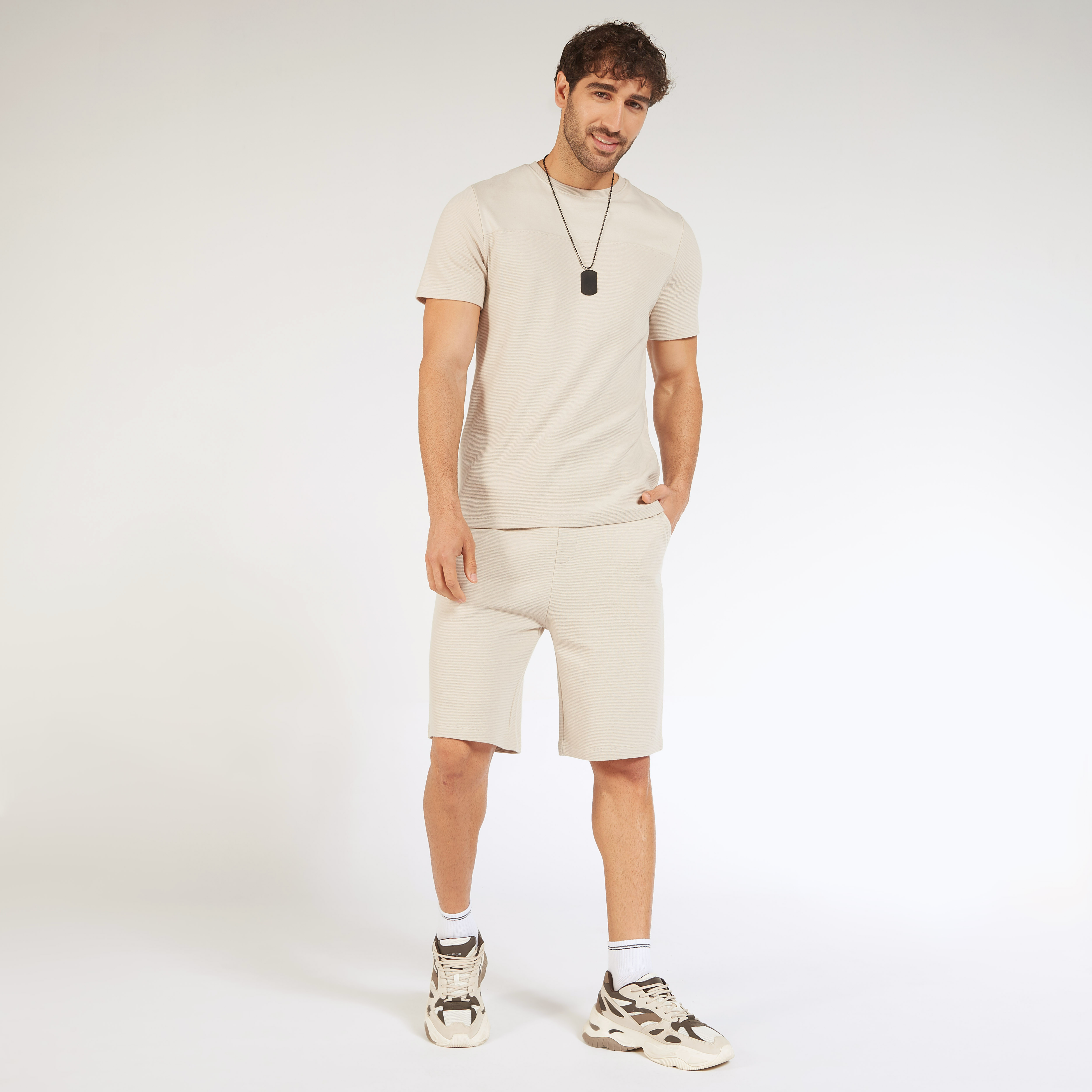 شورت سادة بخصر متوسط الارتفاع ورباط إغلاق وجيوب-men-clothing-bottoms-shorts-image-18