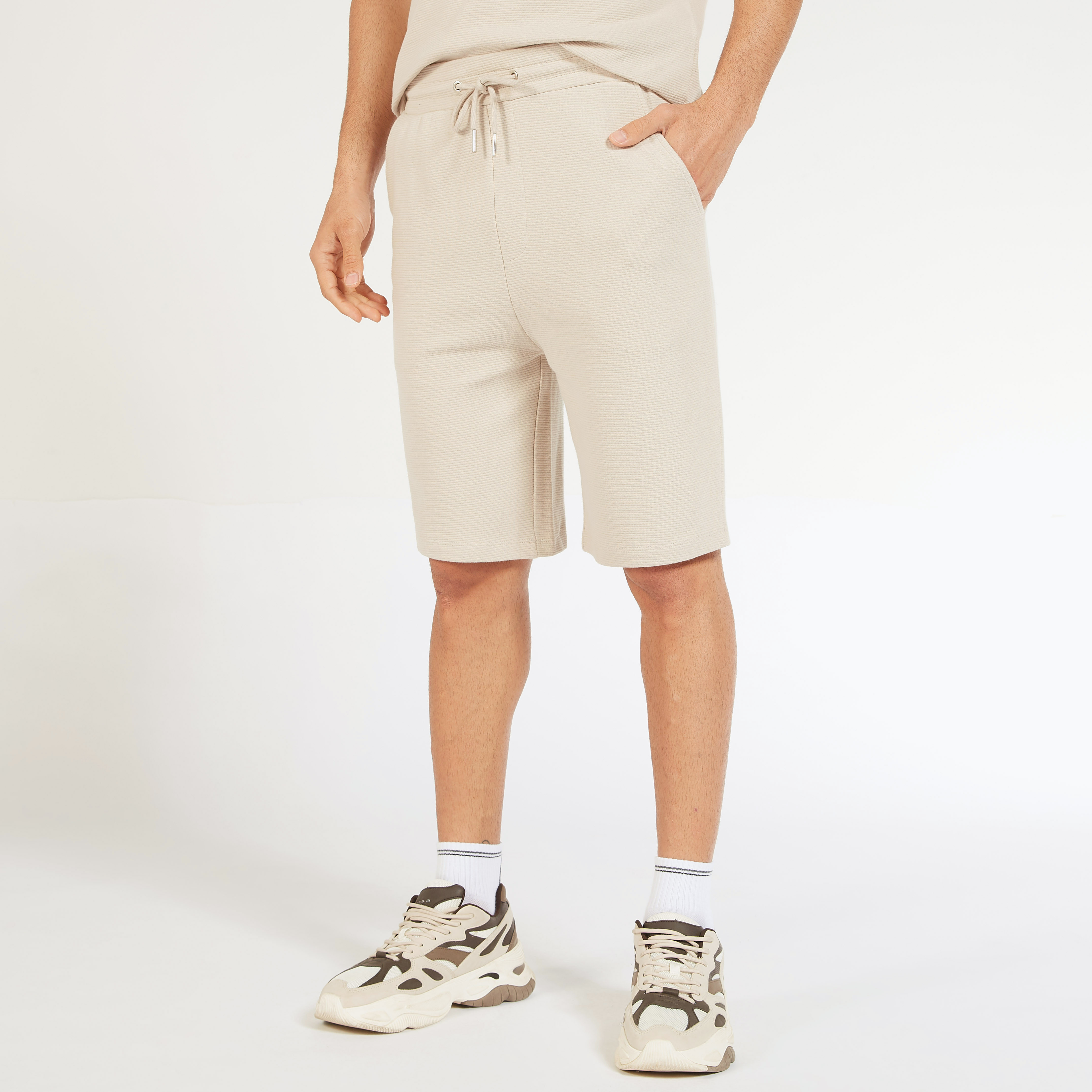 شورت سادة بخصر متوسط الارتفاع ورباط إغلاق وجيوب-men-clothing-bottoms-shorts-image-17