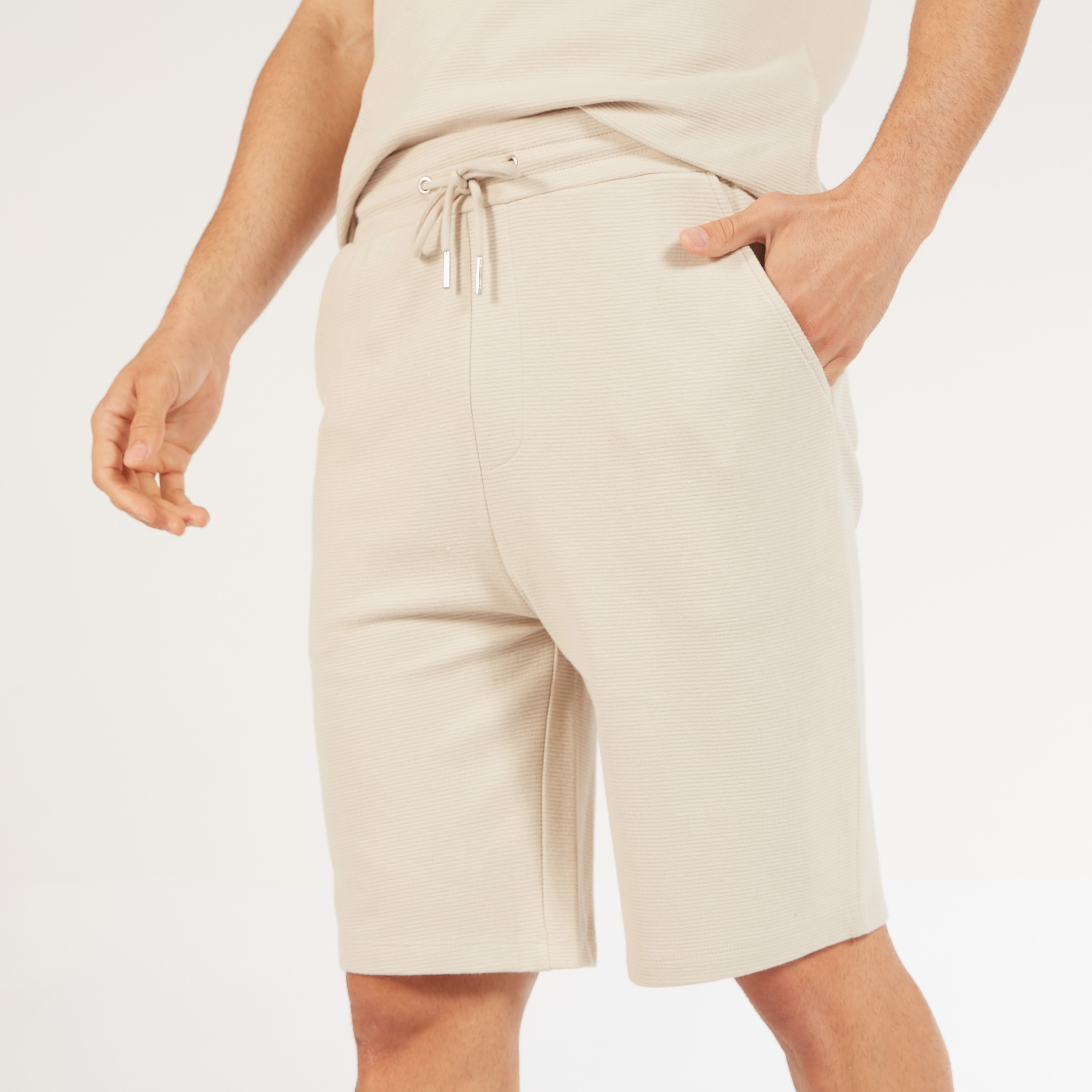 شورت سادة بخصر متوسط الارتفاع ورباط إغلاق وجيوب-men-clothing-bottoms-shorts-image-19