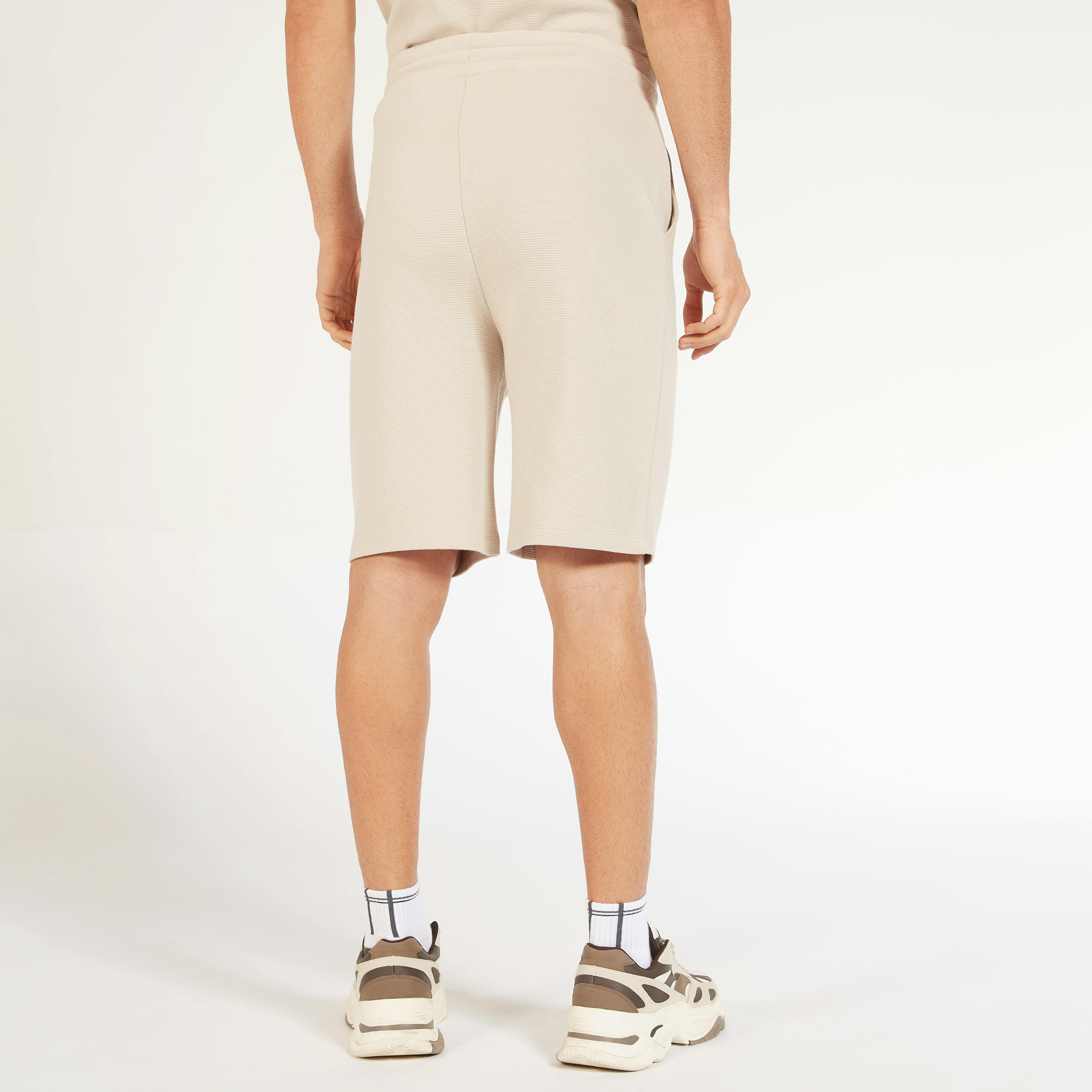شورت سادة بخصر متوسط الارتفاع ورباط إغلاق وجيوب-men-clothing-bottoms-shorts-image-20