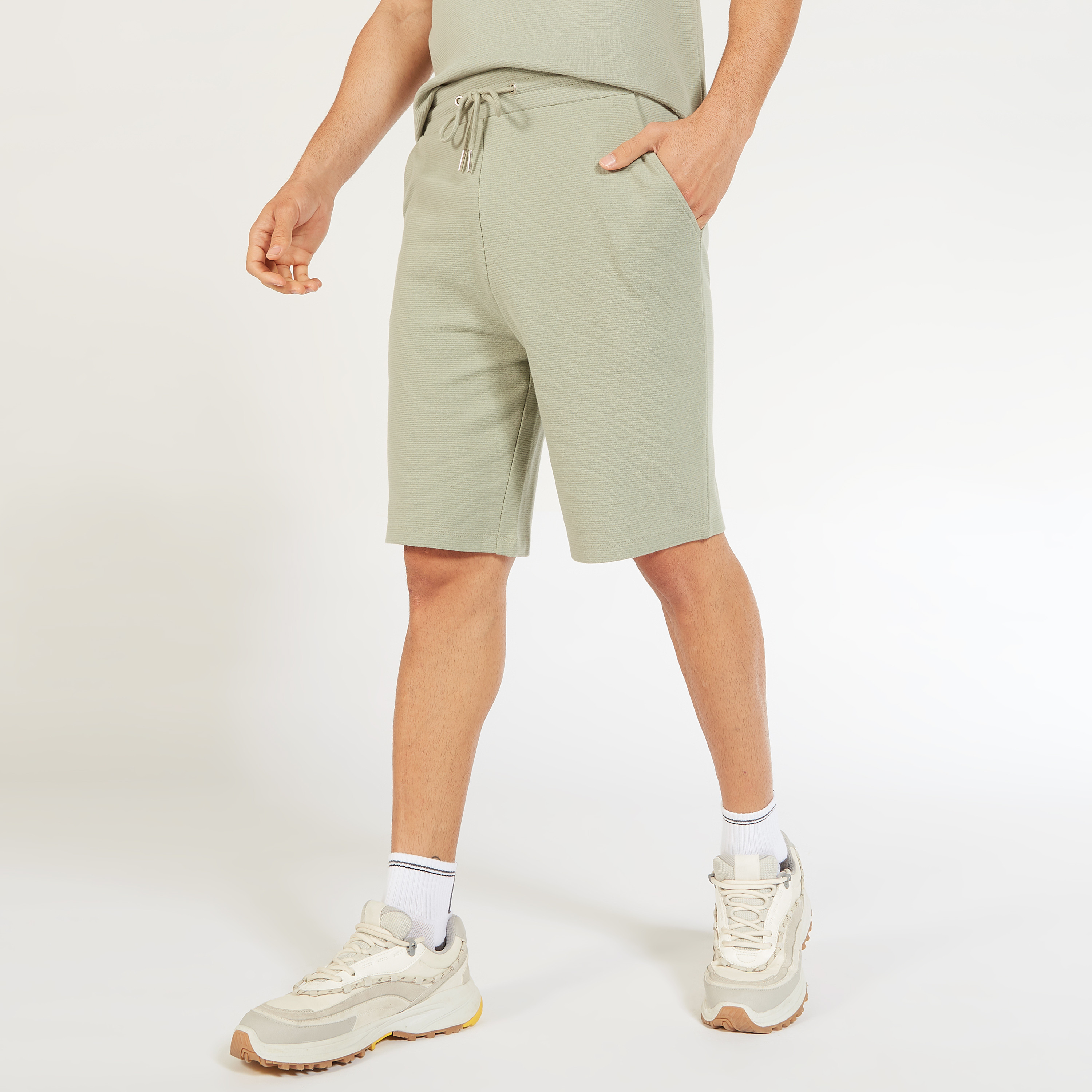 شورت سادة بخصر متوسط الارتفاع ورباط إغلاق وجيوب-men-clothing-bottoms-shorts-image-21