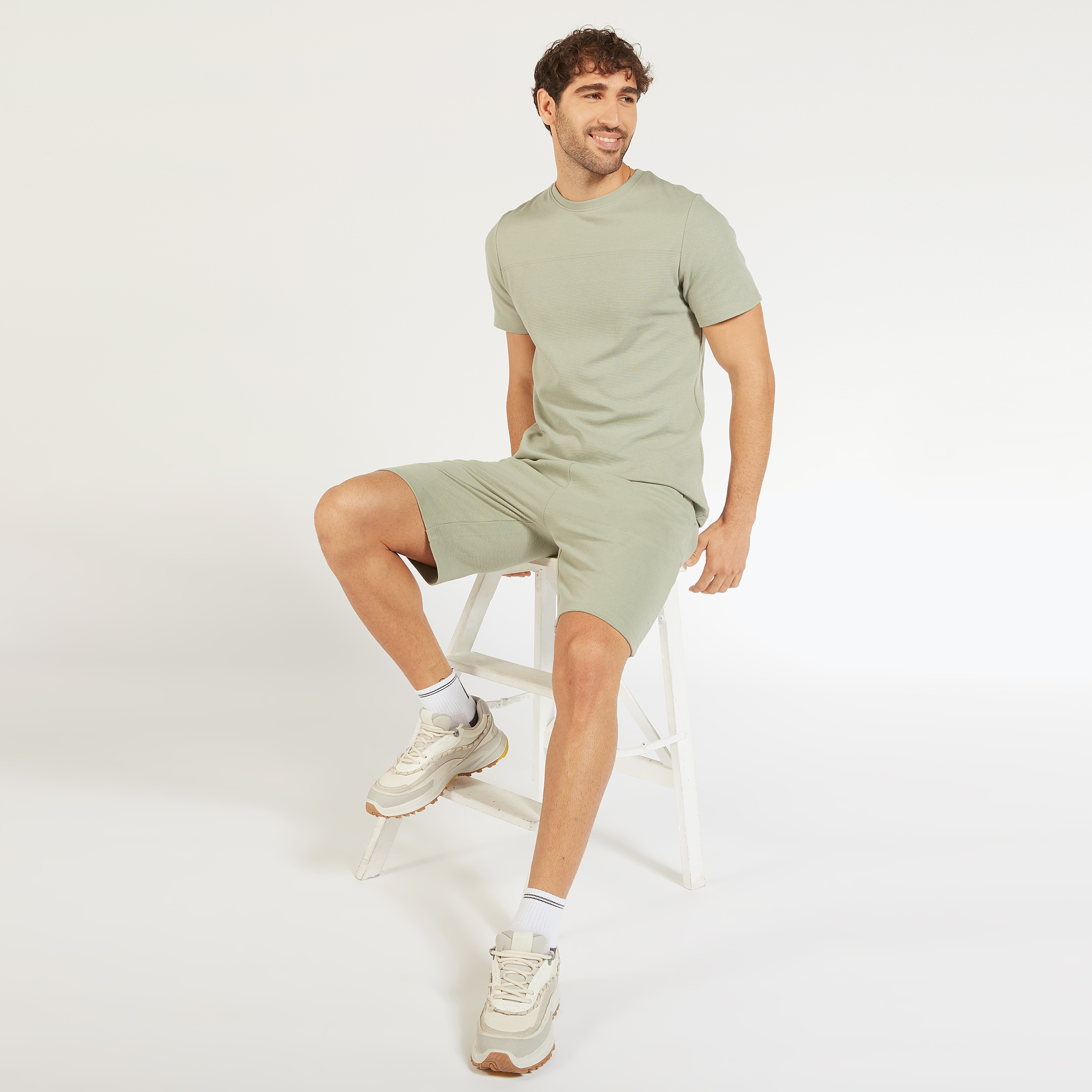 شورت سادة بخصر متوسط الارتفاع ورباط إغلاق وجيوب-men-clothing-bottoms-shorts-image-22