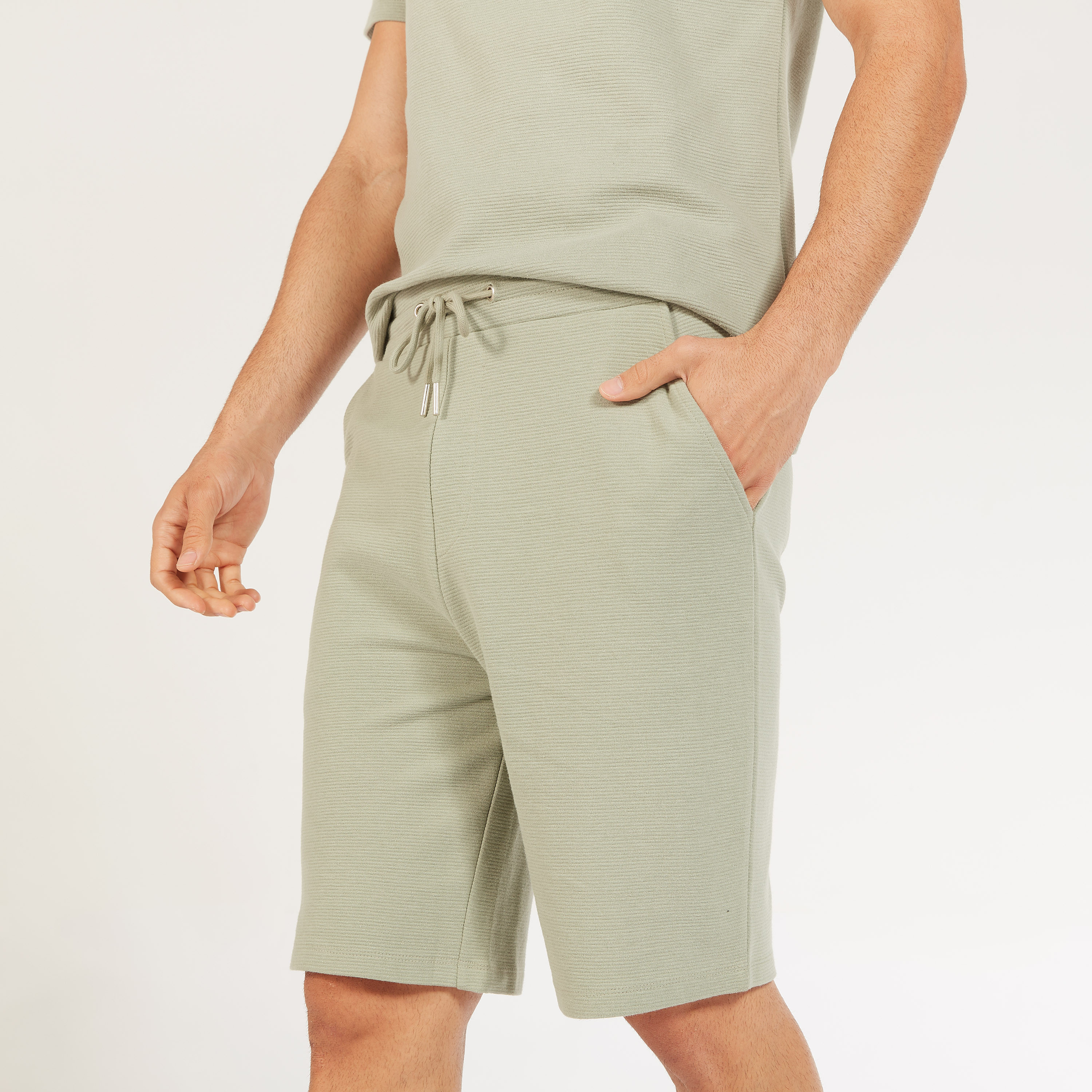 شورت سادة بخصر متوسط الارتفاع ورباط إغلاق وجيوب-men-clothing-bottoms-shorts-image-23