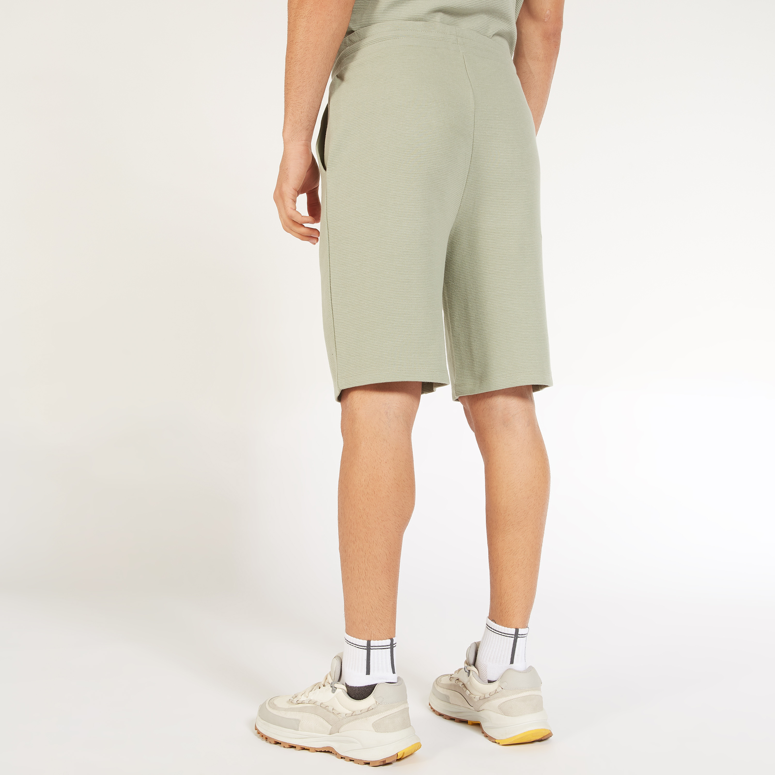 شورت سادة بخصر متوسط الارتفاع ورباط إغلاق وجيوب-men-clothing-bottoms-shorts-image-24