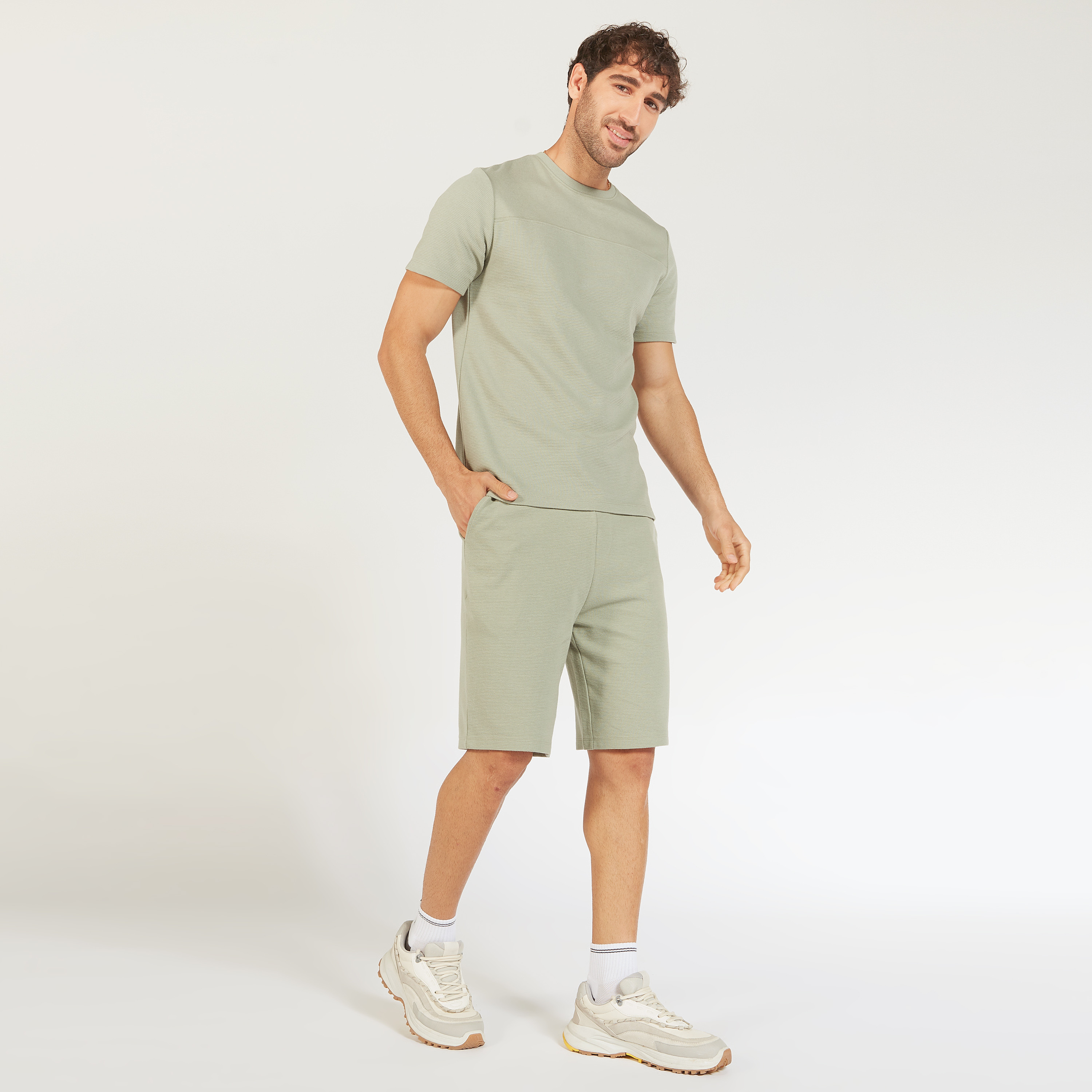شورت سادة بخصر متوسط الارتفاع ورباط إغلاق وجيوب-men-clothing-bottoms-shorts-image-25