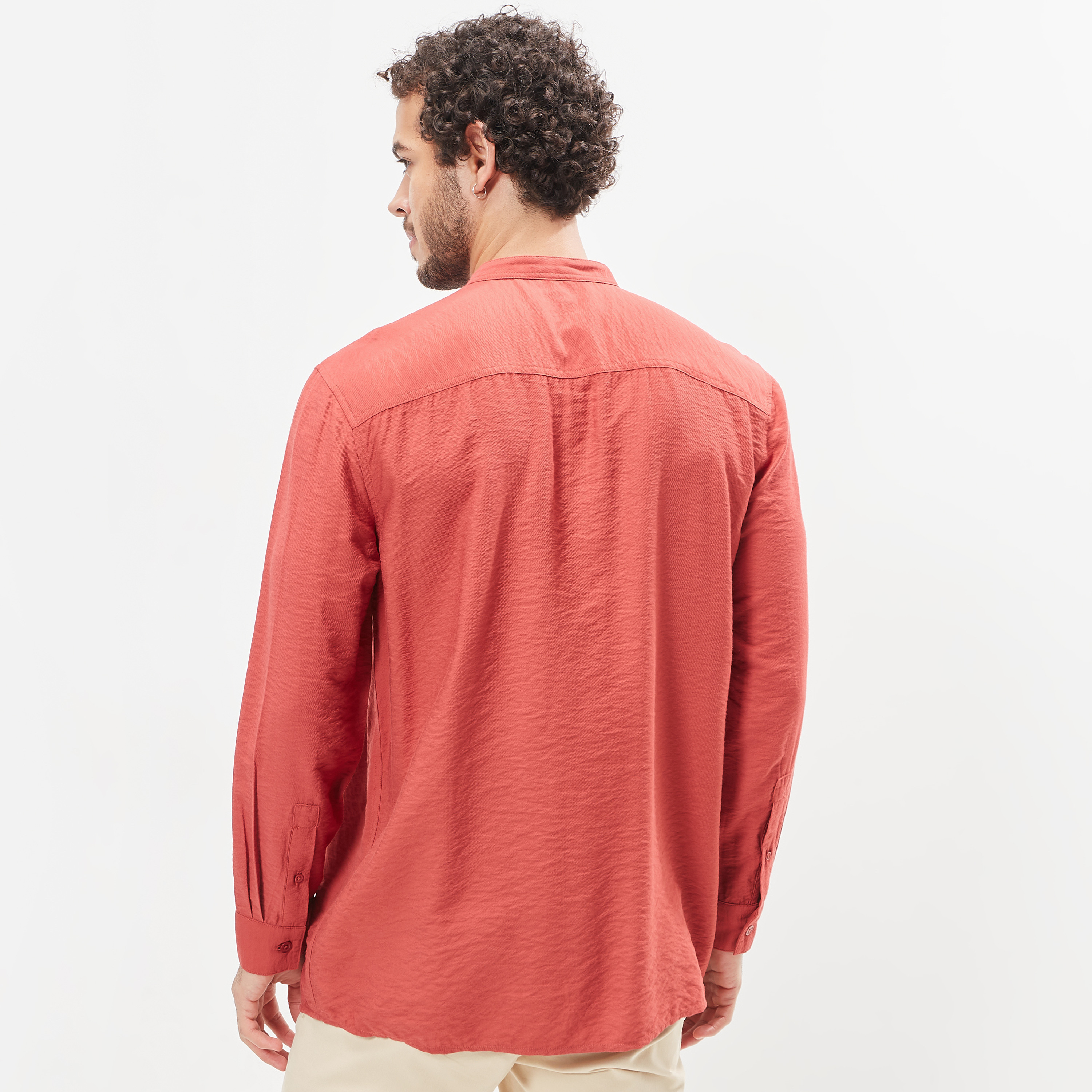 قميص سادة بياقة ماندارين وأكمام طويلة-men-clothing-shirts-image-8
