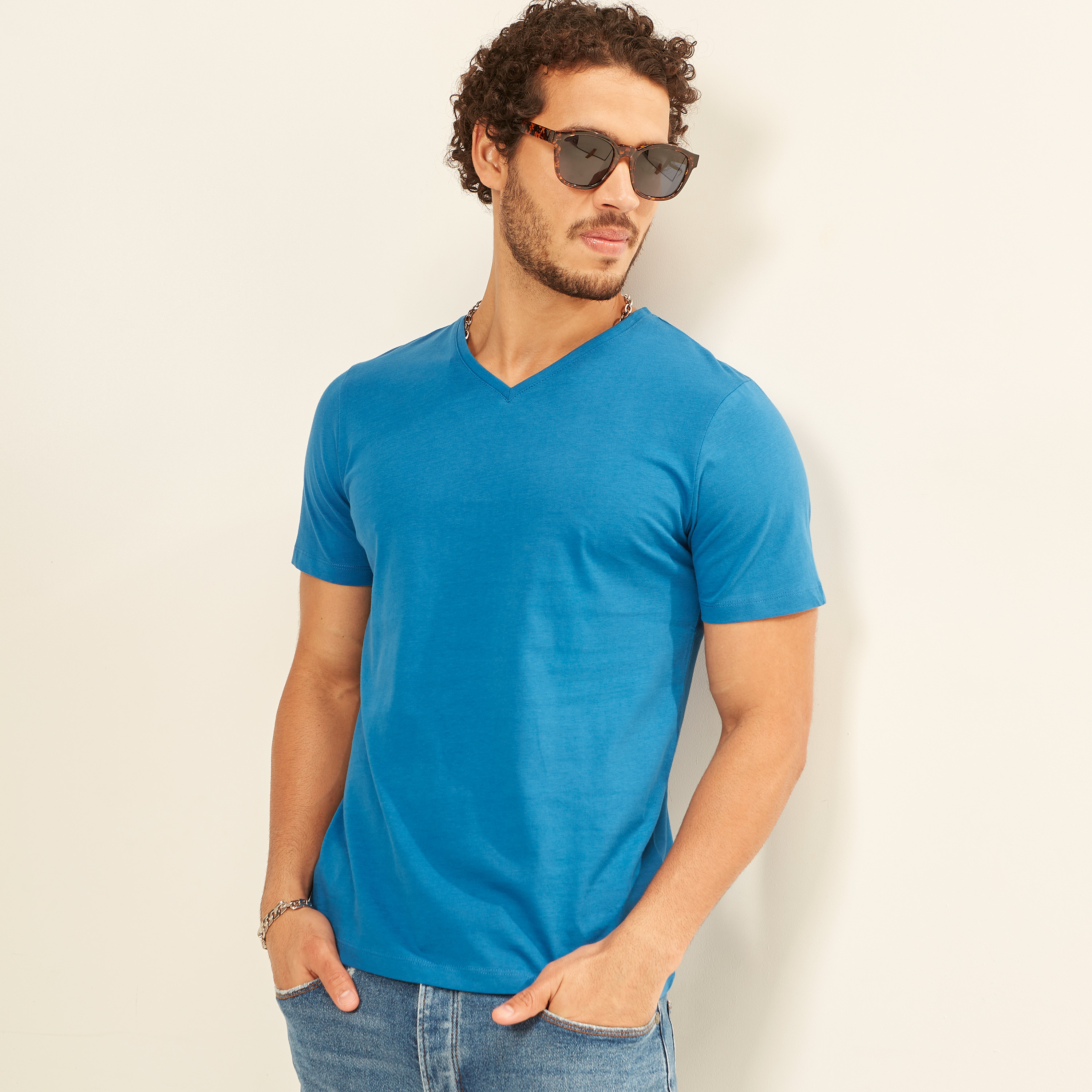 تيشيرت سادة بياقة V وأكمام قصيرة-men-clothing-tshirtsandpolos-tshirts-image-10
