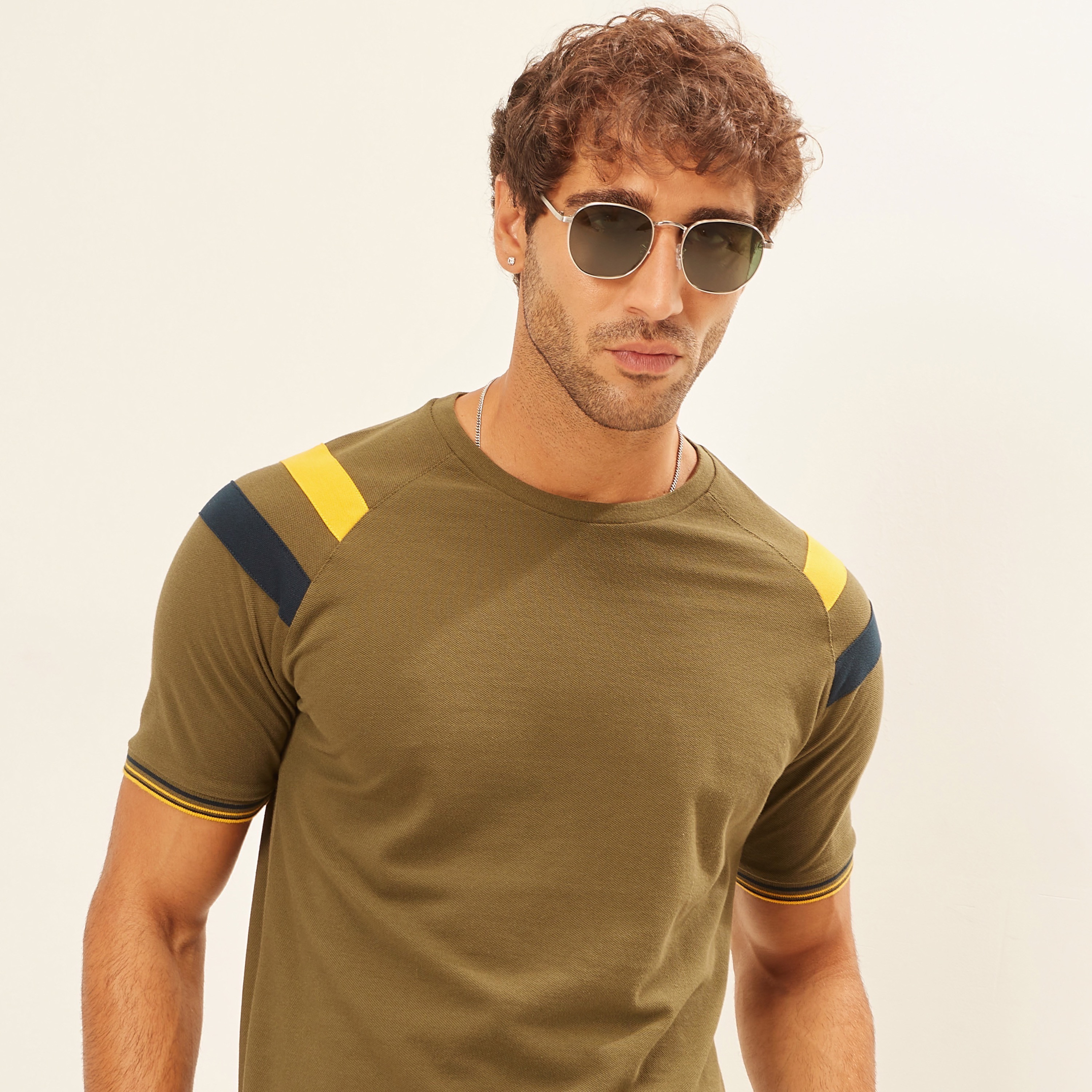 تيشيرت سادة بياقة ضيّقة وأكمام قصيرة-men-clothing-tshirtsandpolos-tshirts-image-3