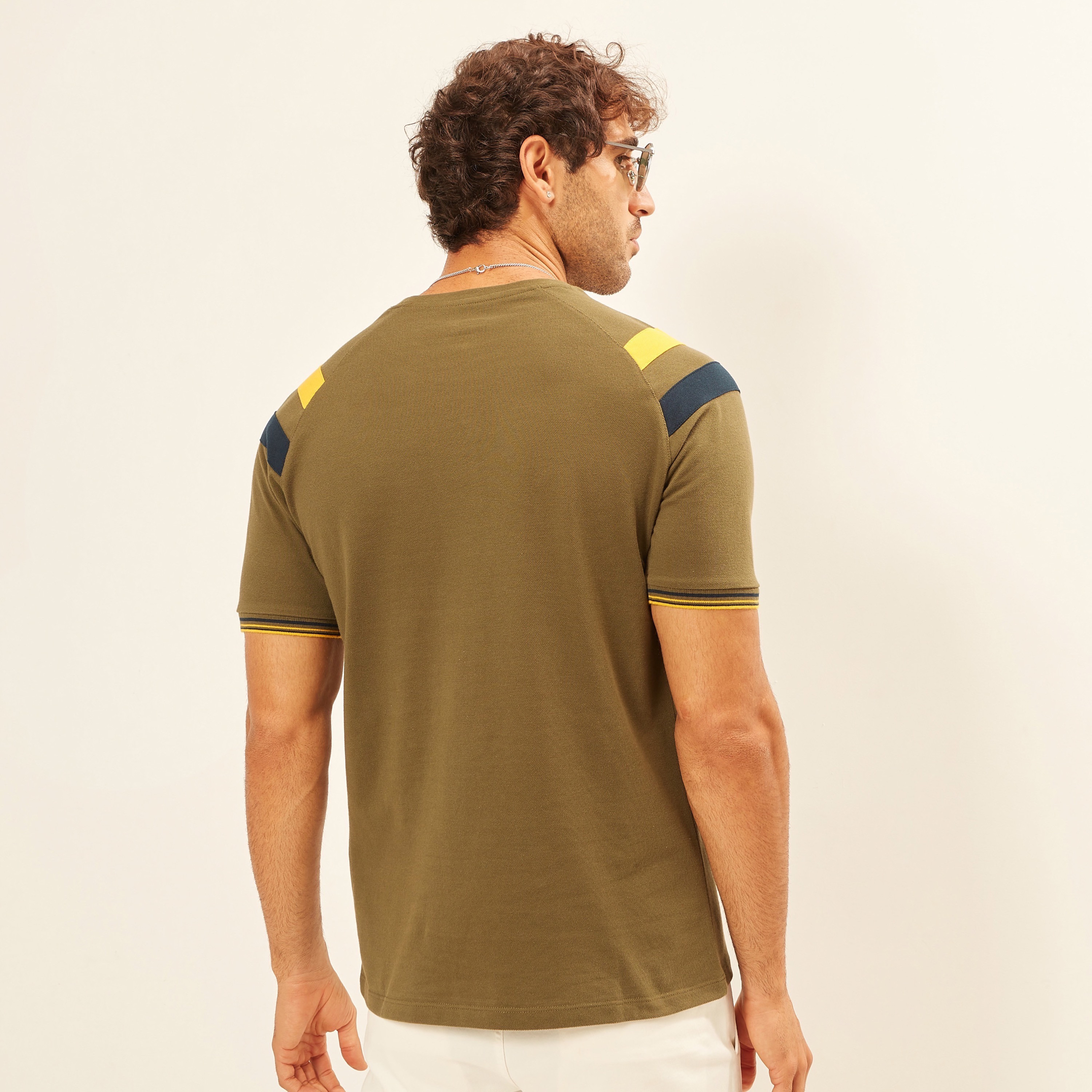 تيشيرت سادة بياقة ضيّقة وأكمام قصيرة-men-clothing-tshirtsandpolos-tshirts-image-4
