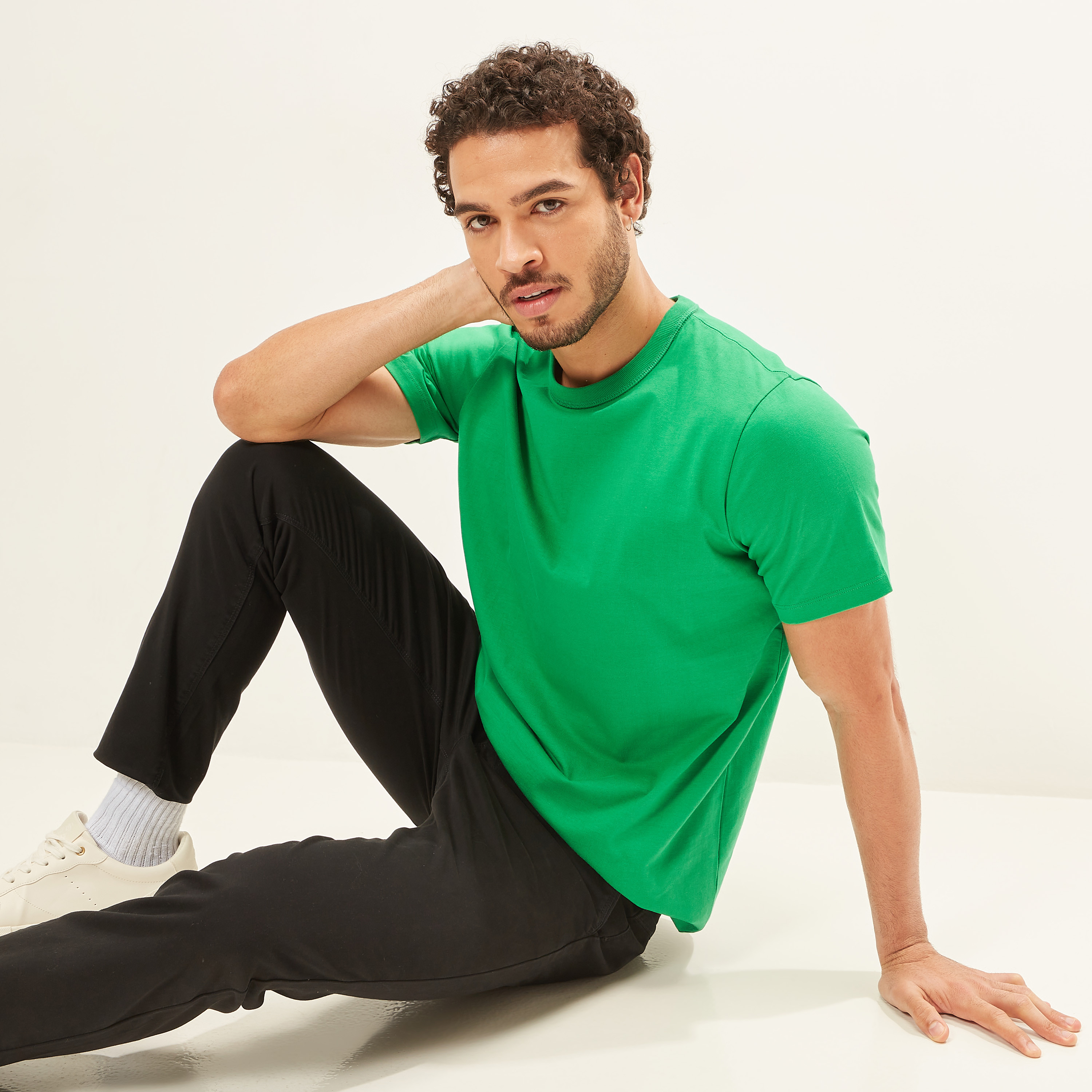 تيشيرت سادة بياقة ضيّقة وأكمام قصيرة-men-clothing-tshirtsandpolos-tshirts-image-1