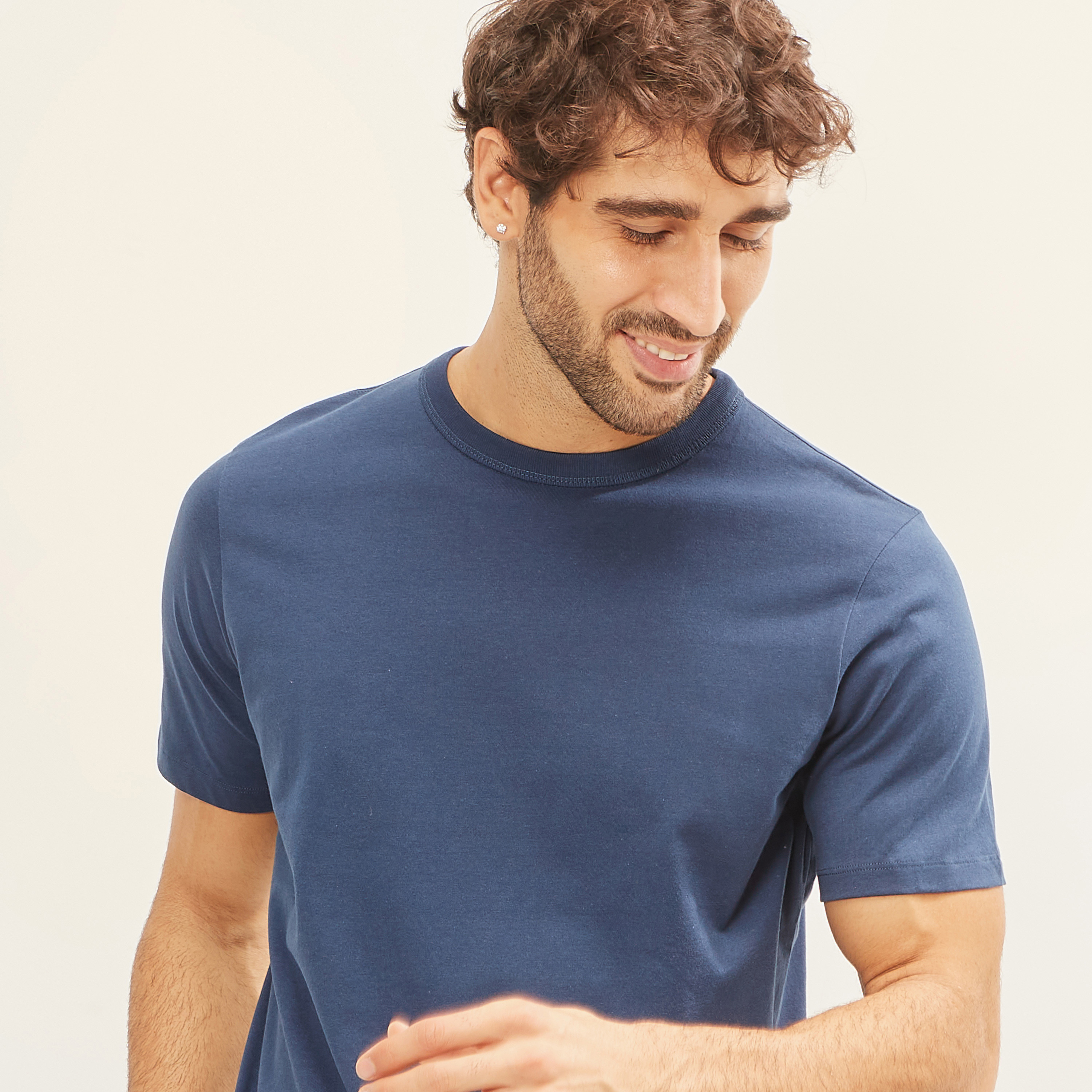 تيشيرت سادة بياقة ضيّقة وأكمام قصيرة-men-clothing-tshirtsandpolos-tshirts-image-8