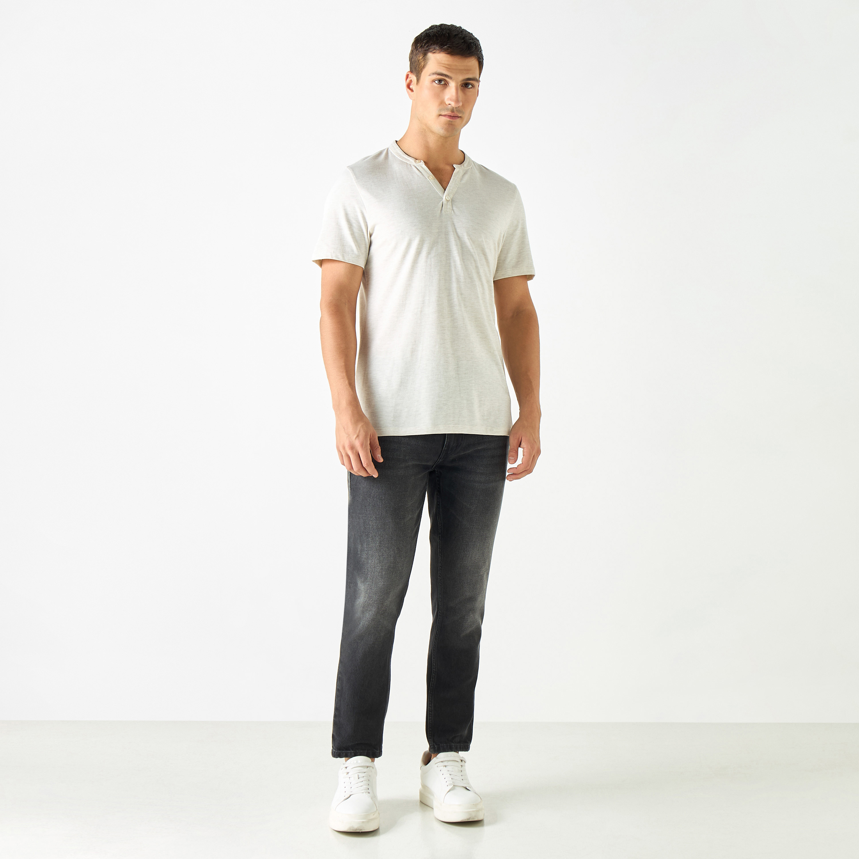 تيشيرت بياقة هنلي مع إغلاق نصف أزرار-men-clothing-tshirtsandpolos-tshirts-image-2