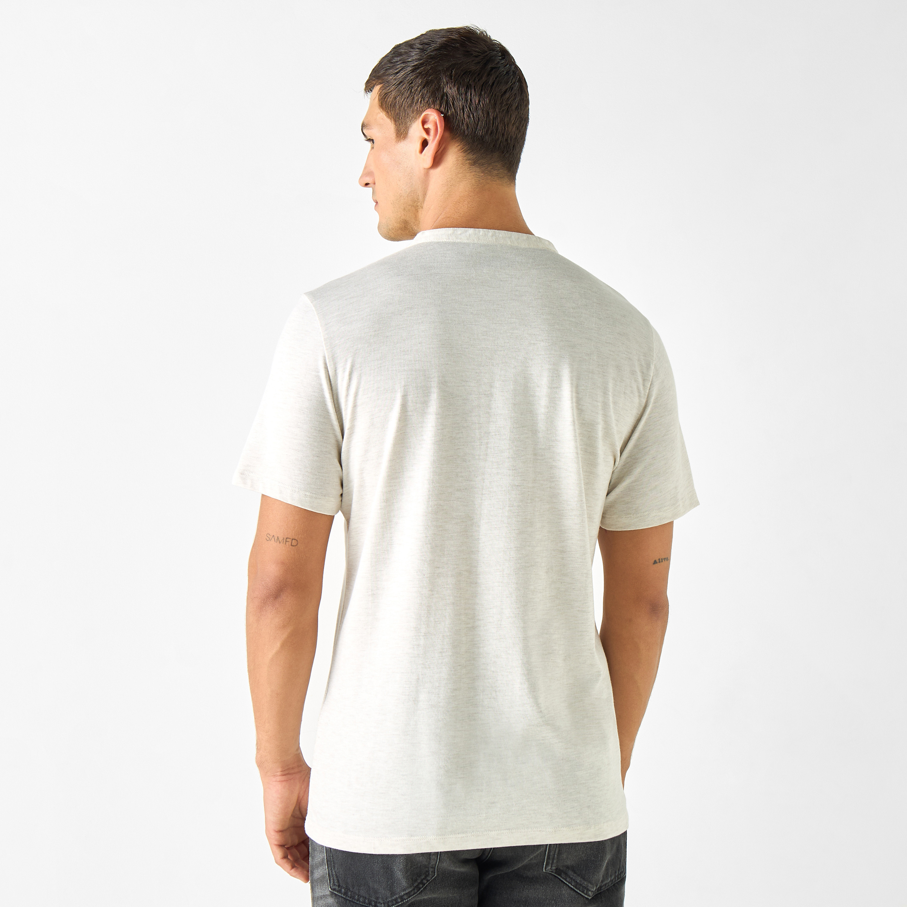 تيشيرت بياقة هنلي مع إغلاق نصف أزرار-men-clothing-tshirtsandpolos-tshirts-image-3