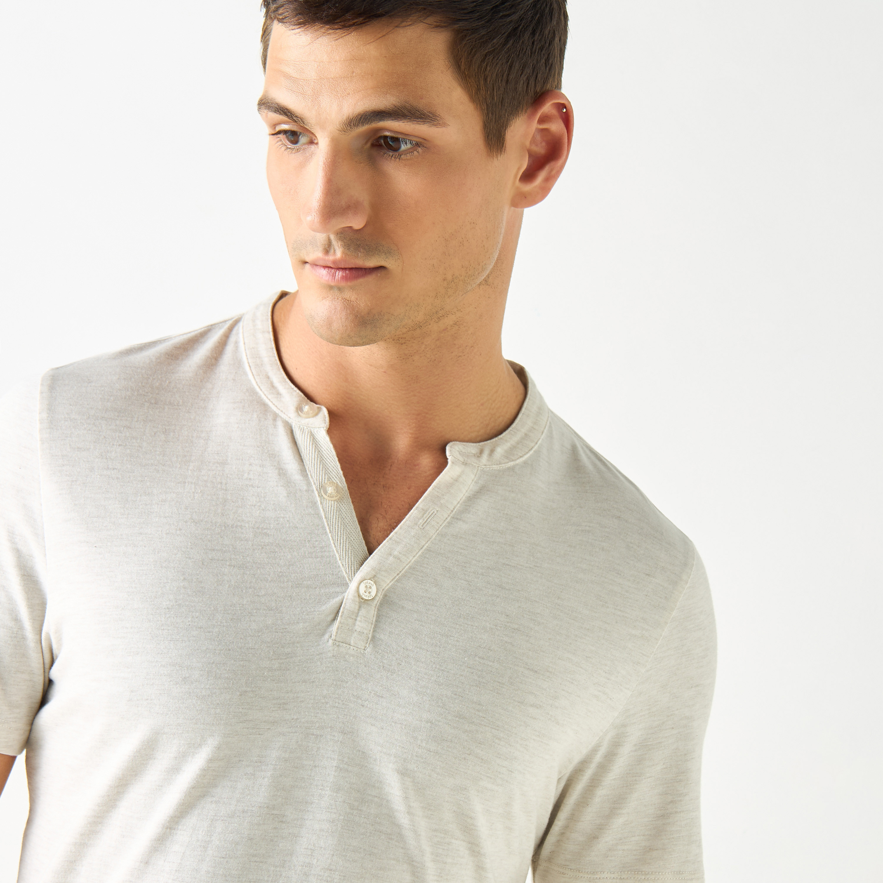 تيشيرت بياقة هنلي مع إغلاق نصف أزرار-men-clothing-tshirtsandpolos-tshirts-image-4