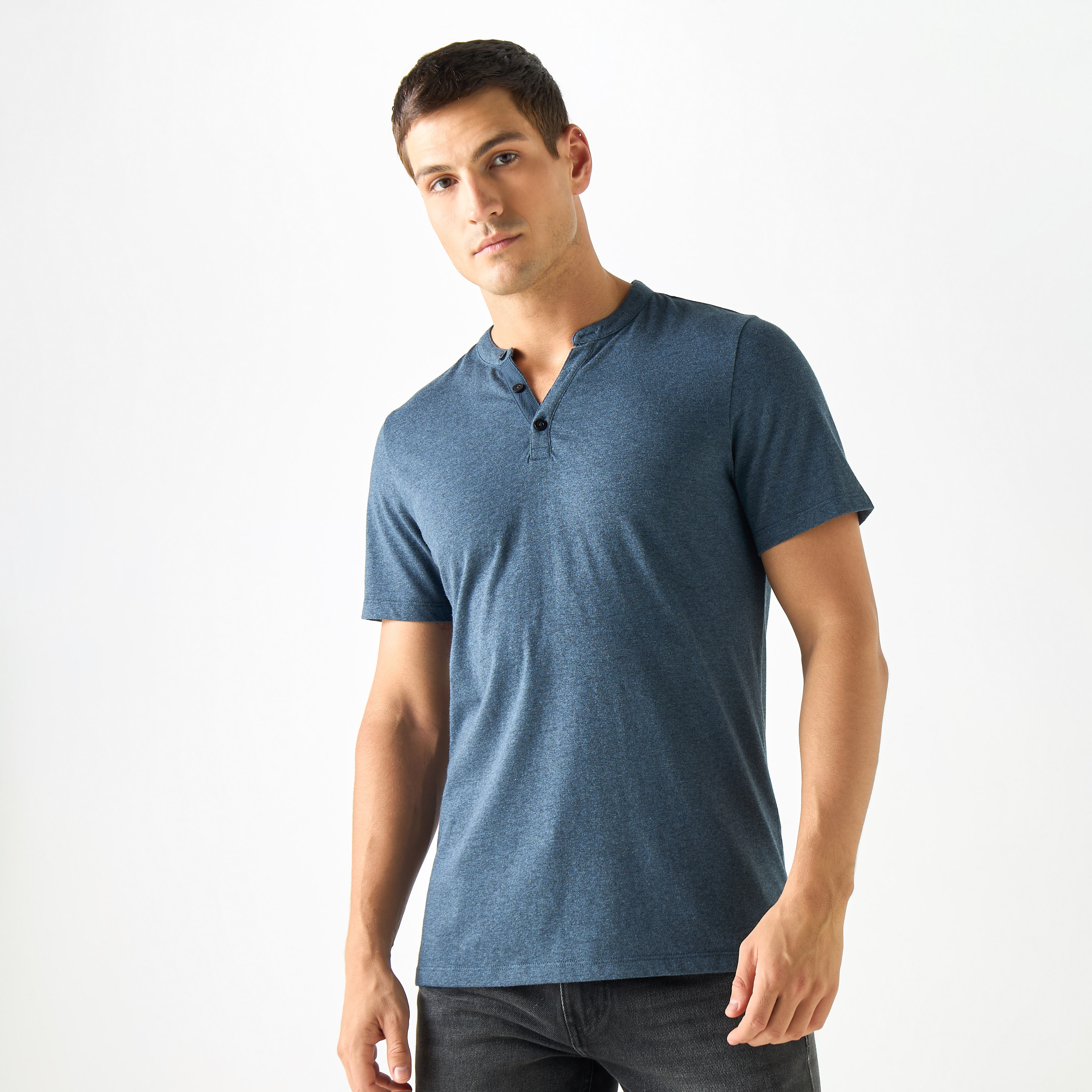 تيشيرت بياقة هنلي مع إغلاق نصف أزرار-men-clothing-tshirtsandpolos-tshirts-image-9