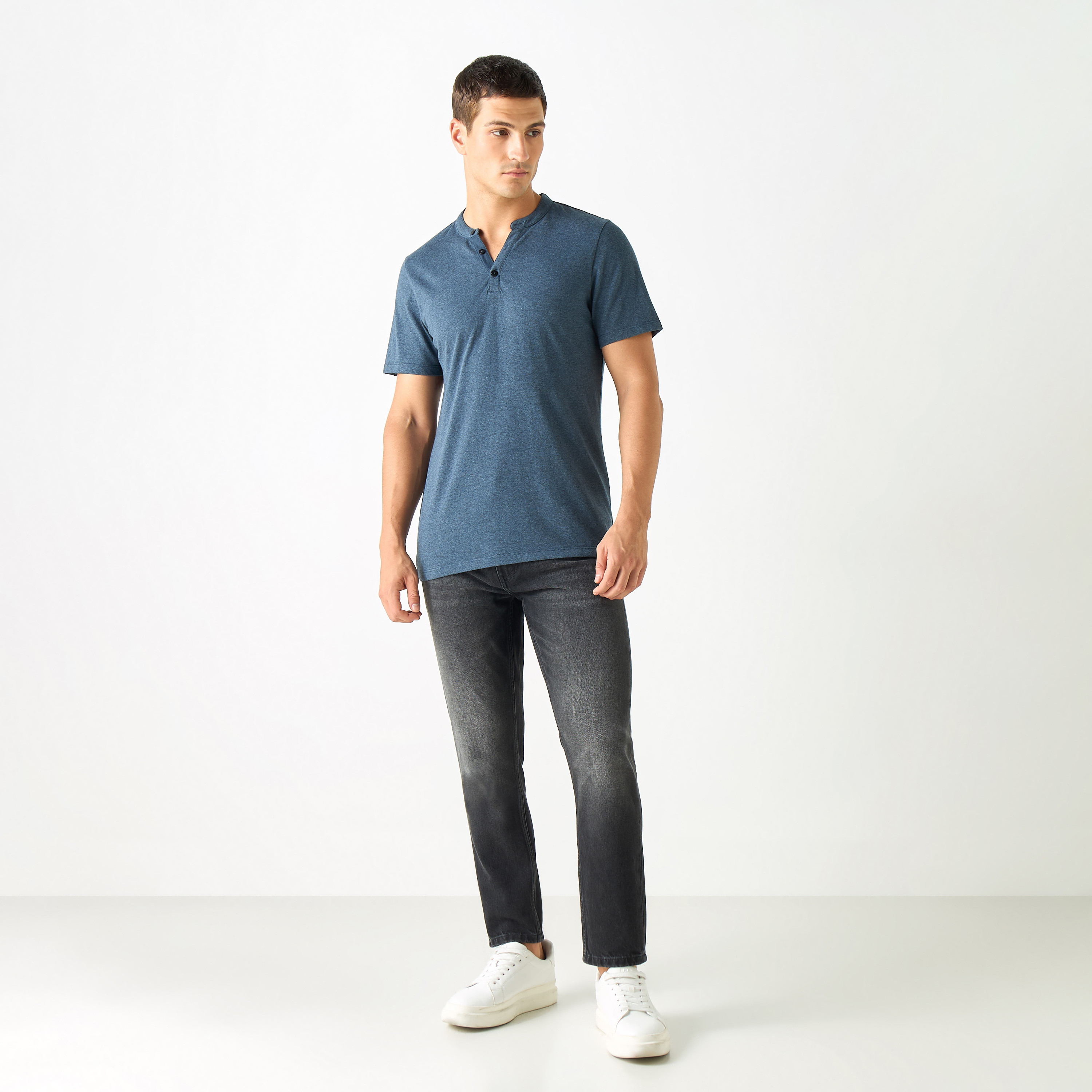 تيشيرت بياقة هنلي مع إغلاق نصف أزرار-men-clothing-tshirtsandpolos-tshirts-image-10