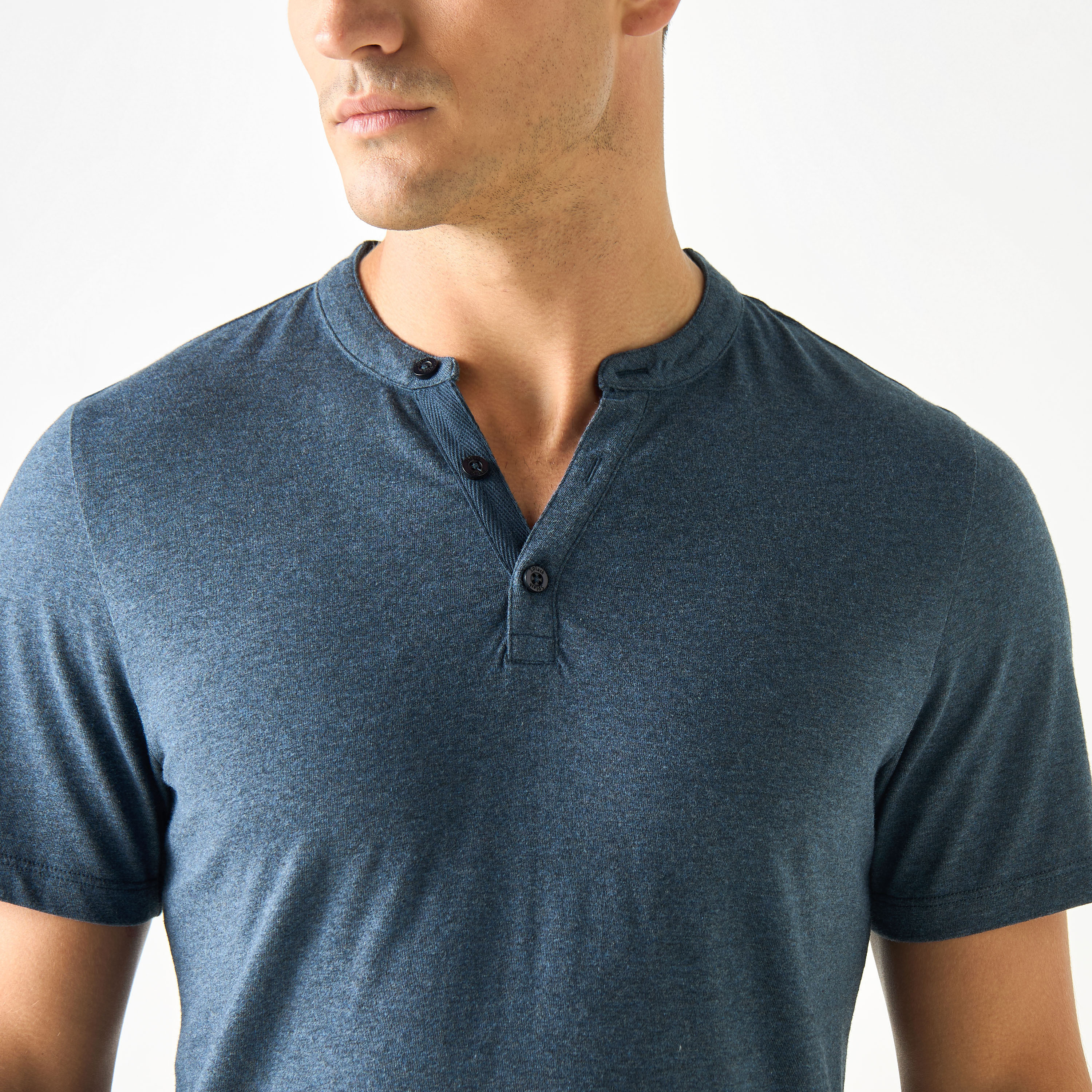 تيشيرت بياقة هنلي مع إغلاق نصف أزرار-men-clothing-tshirtsandpolos-tshirts-image-12