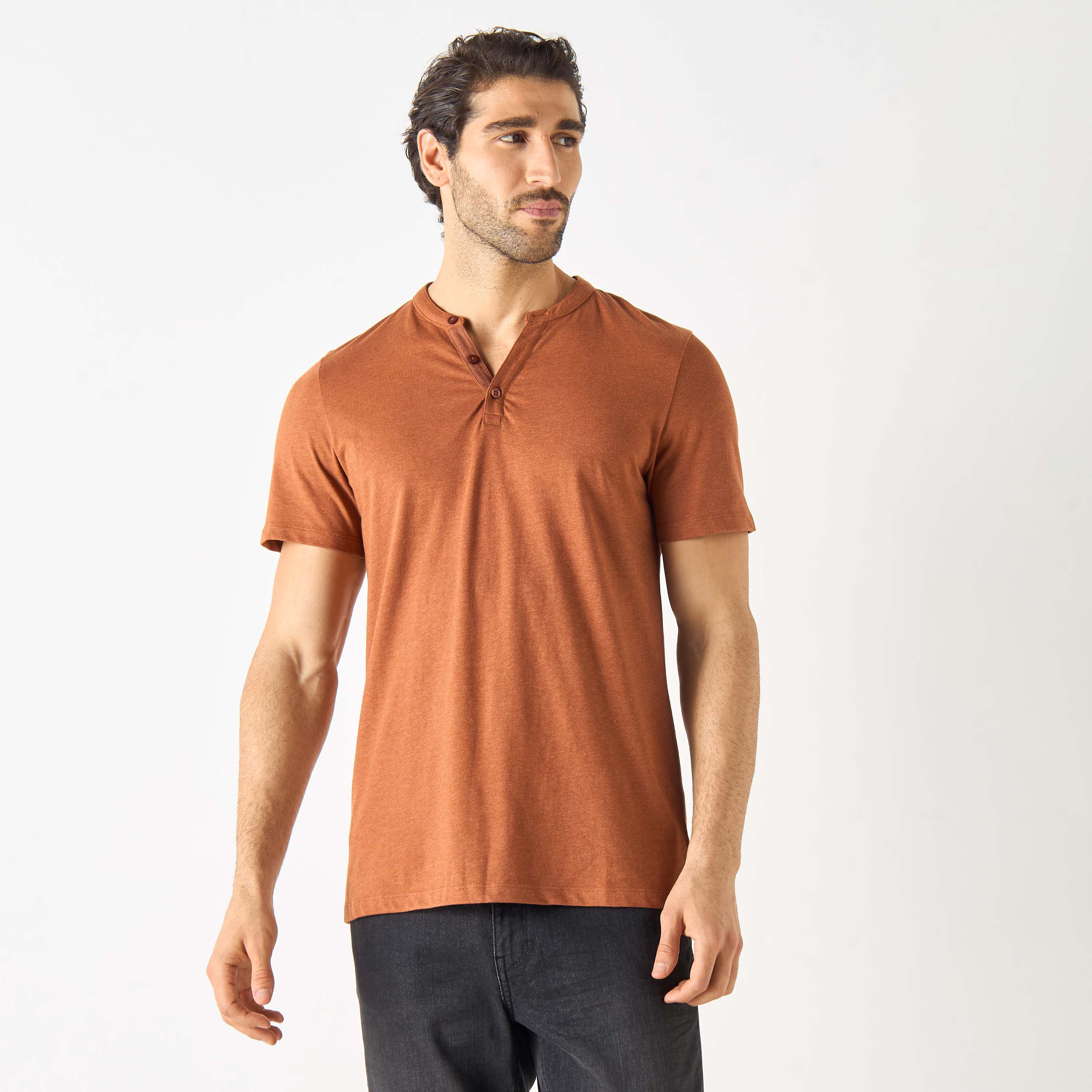 تيشيرت بياقة هنلي مع إغلاق نصف أزرار-men-clothing-tshirtsandpolos-tshirts-image-5