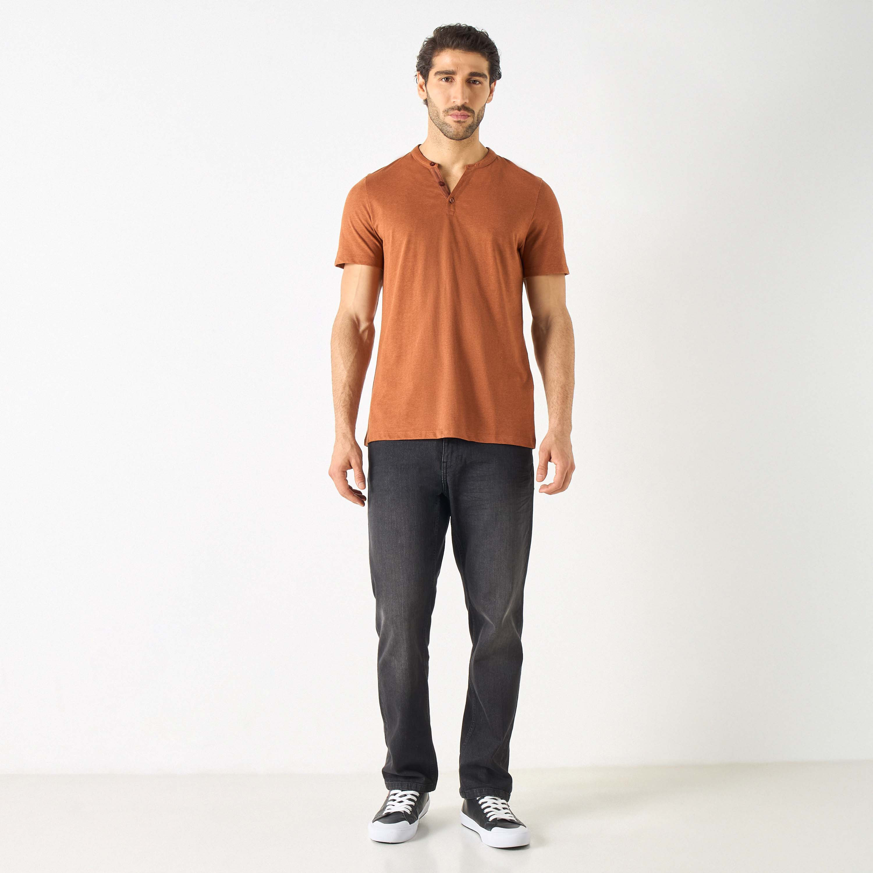 تيشيرت بياقة هنلي مع إغلاق نصف أزرار-men-clothing-tshirtsandpolos-tshirts-image-6