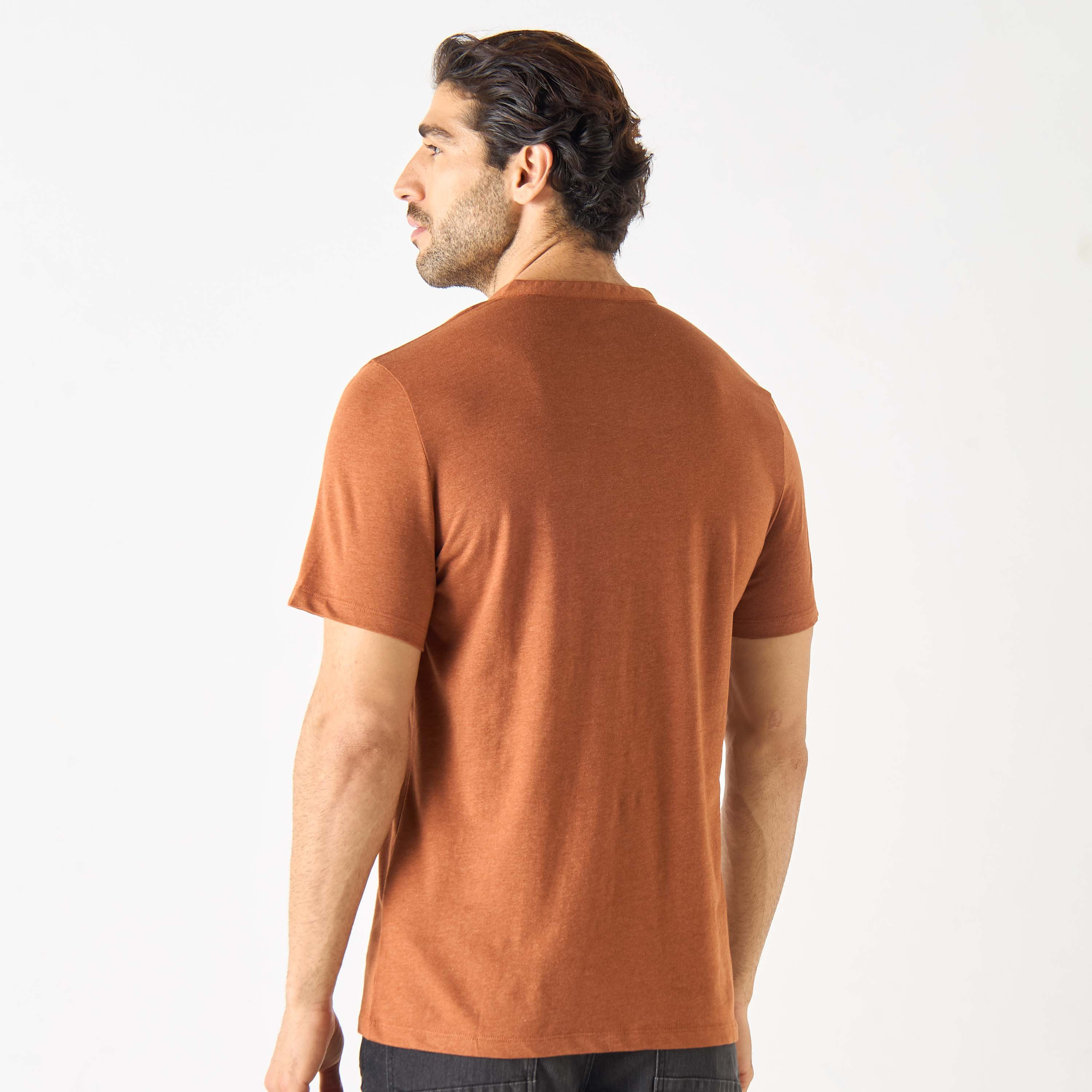 تيشيرت بياقة هنلي مع إغلاق نصف أزرار-men-clothing-tshirtsandpolos-tshirts-image-7