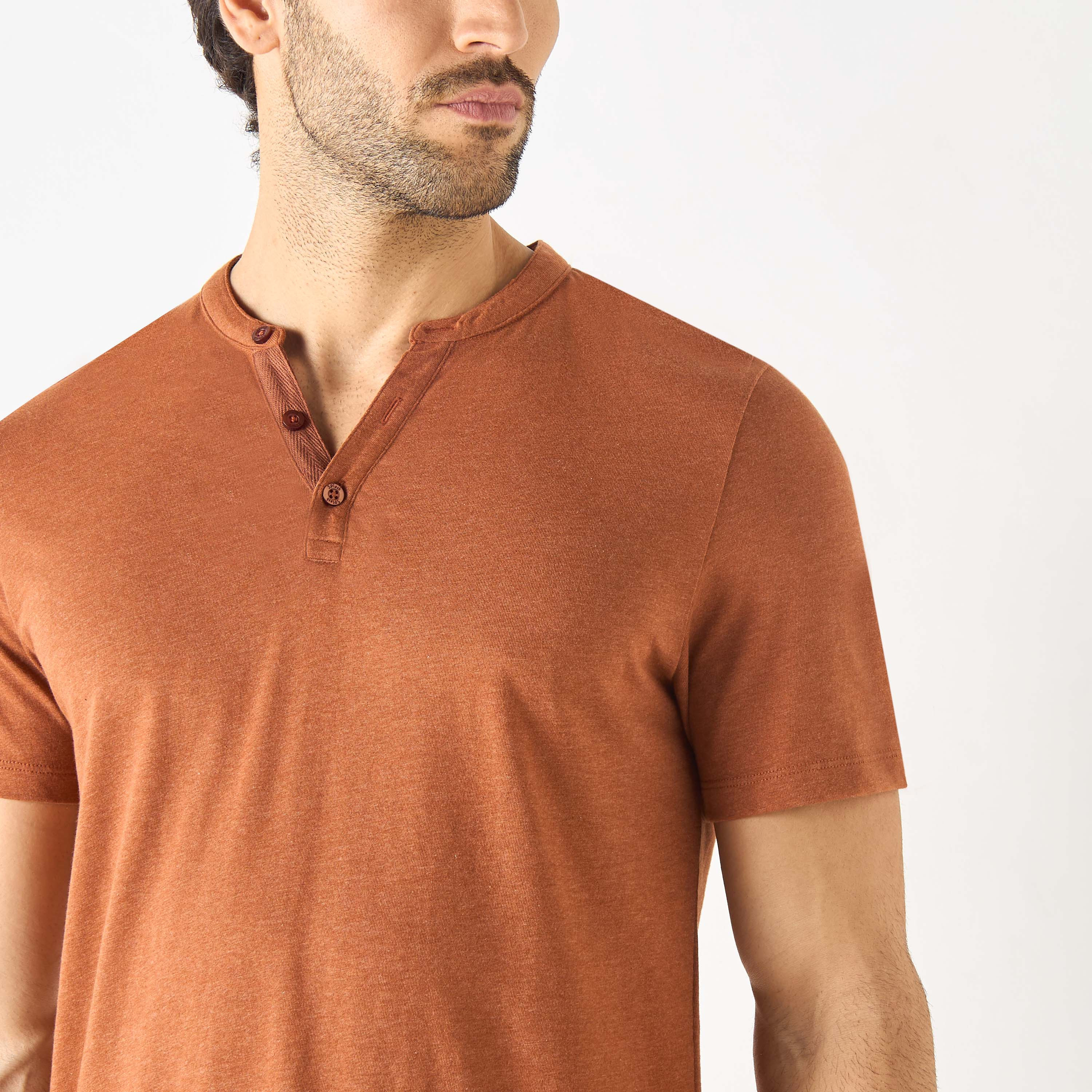 تيشيرت بياقة هنلي مع إغلاق نصف أزرار-men-clothing-tshirtsandpolos-tshirts-image-8