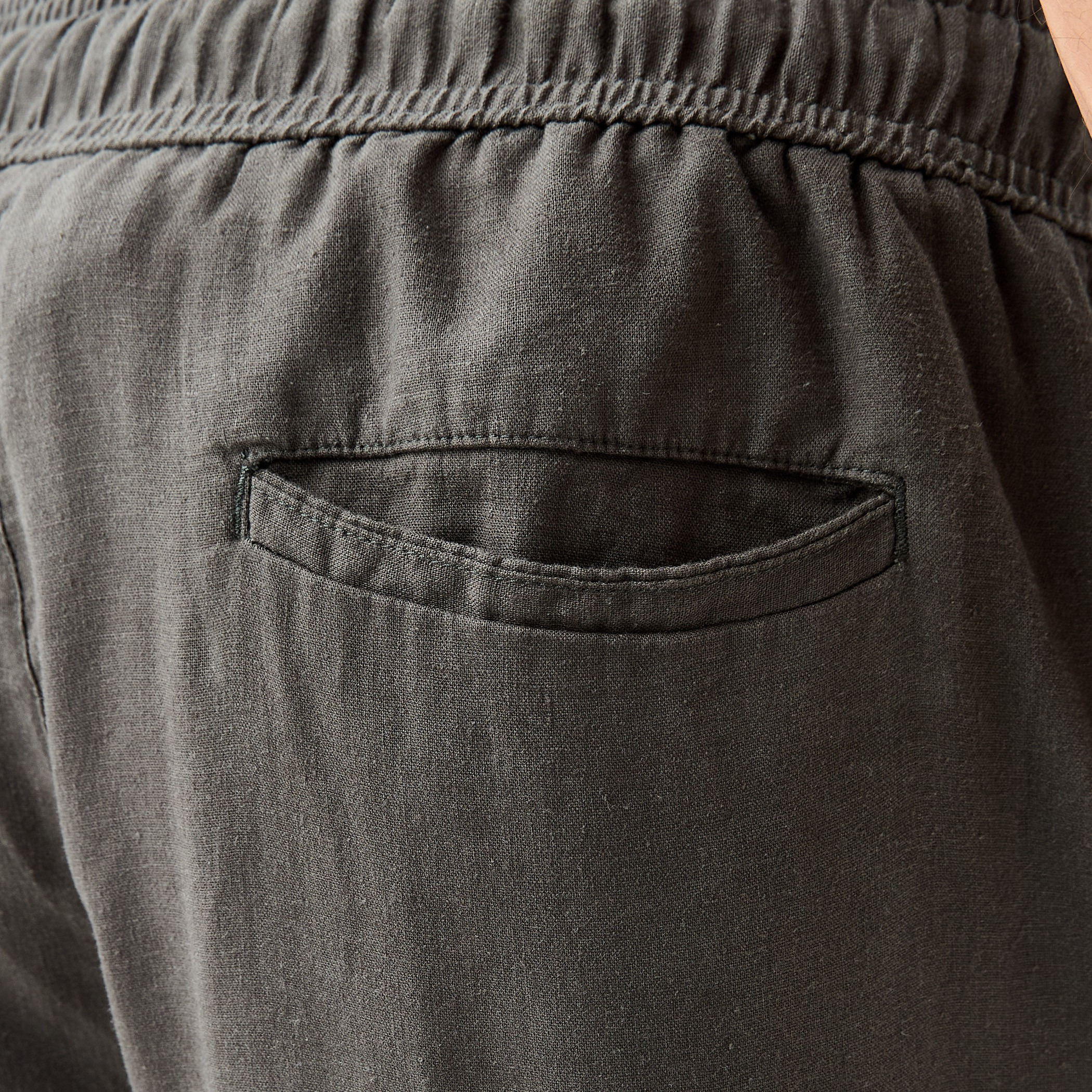 بنطلون من مزيج الكتان بقصّة مريحة وخصر مطاطي وجيوب-men-clothing-bottoms-trousersandchinos-trousers-image-5