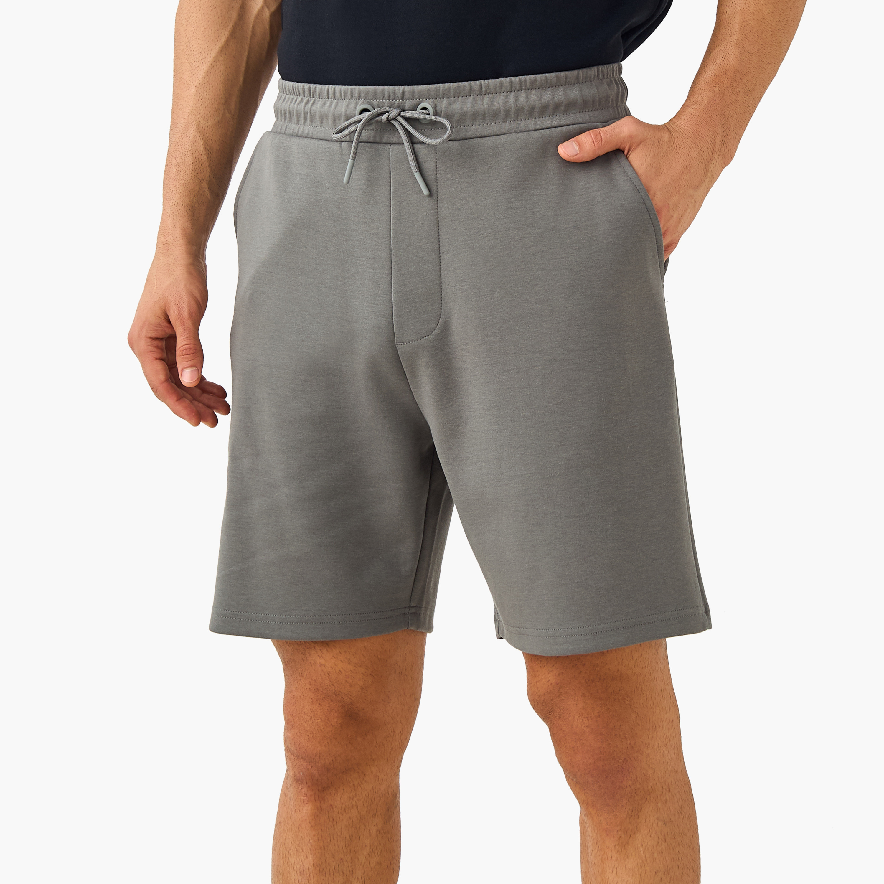 شورت سكوبا بقصّة عادية بخصر مطاطي وجيوب-men-clothing-bottoms-shorts-image-1