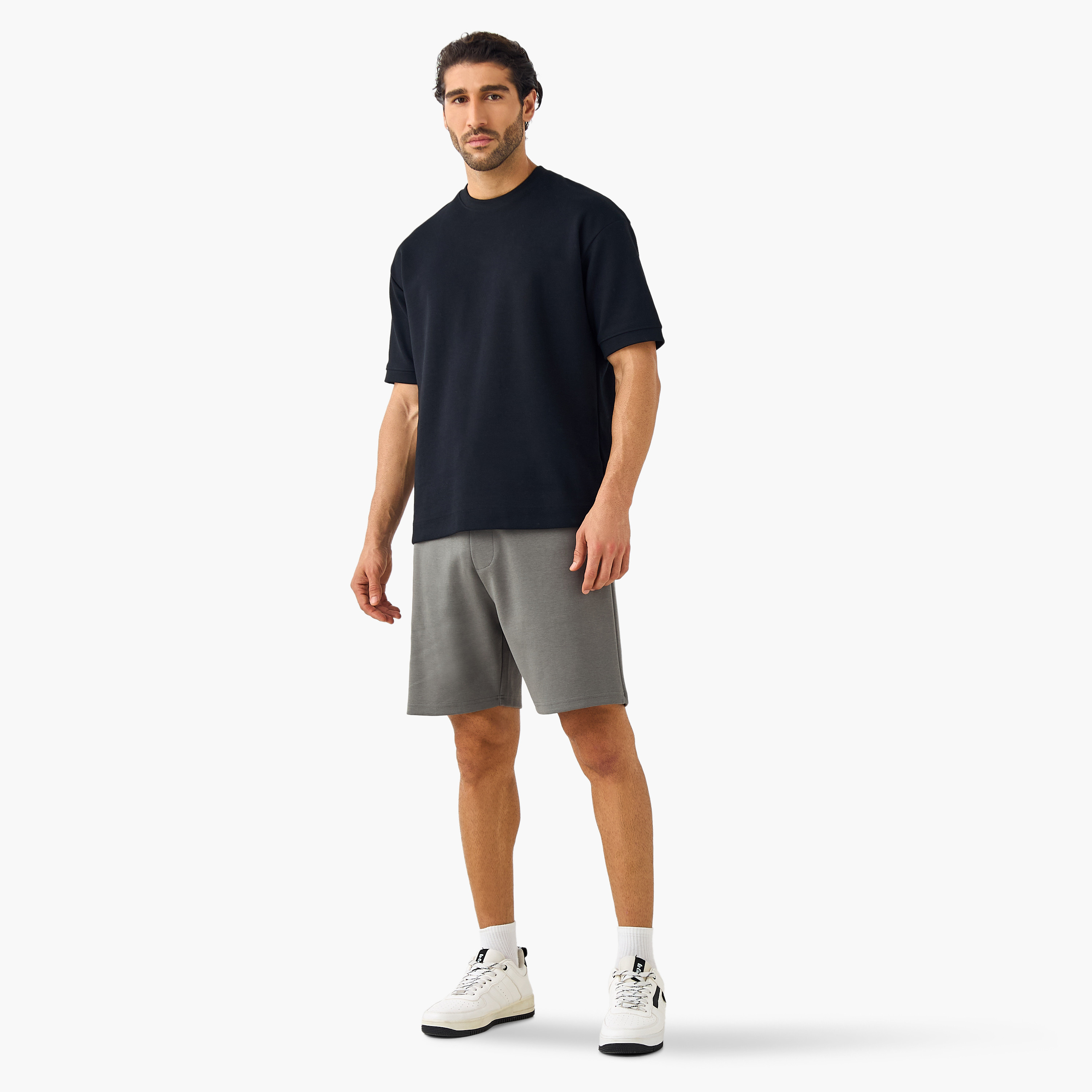 شورت سكوبا بقصّة عادية بخصر مطاطي وجيوب-men-clothing-bottoms-shorts-image-2