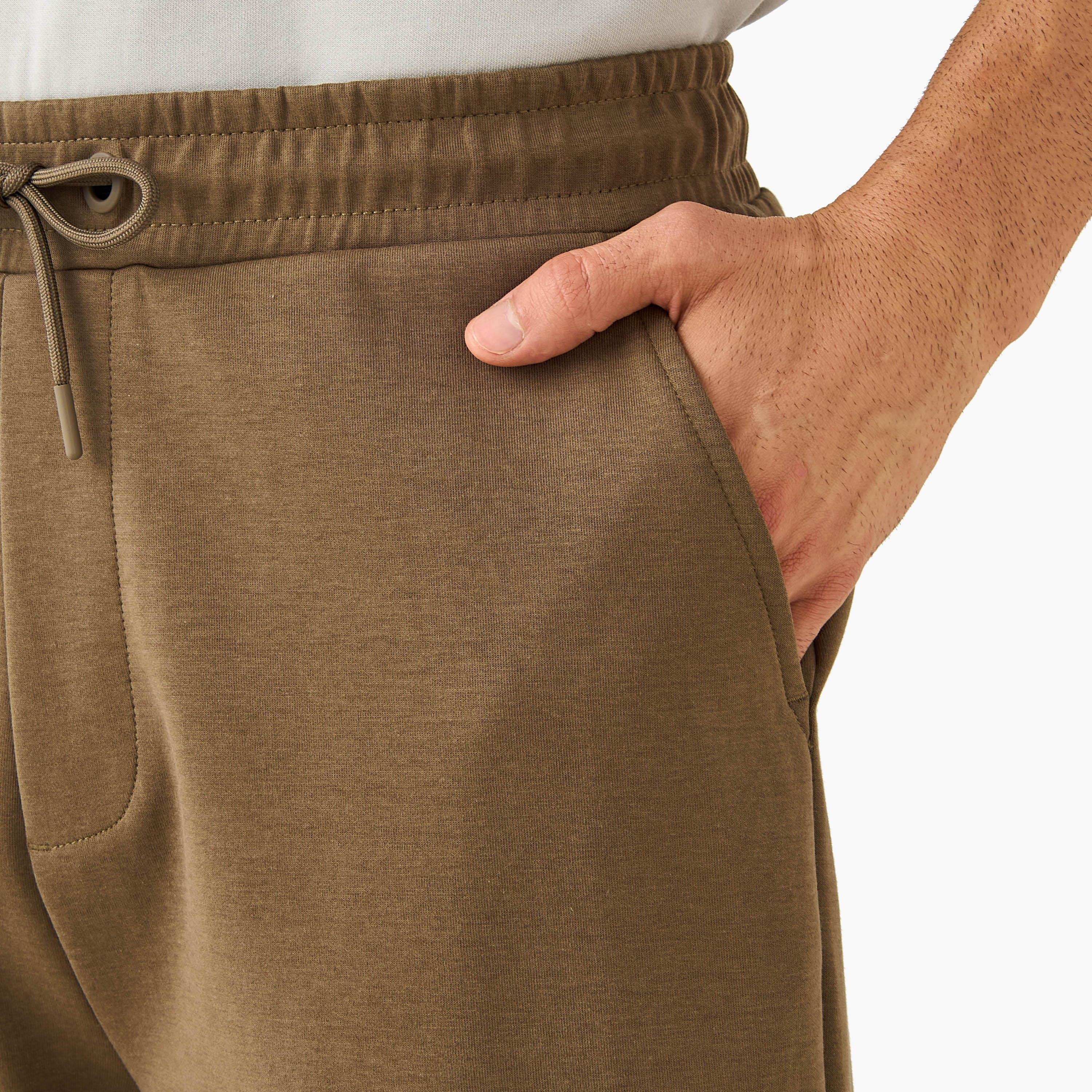 شورت سكوبا بقصّة عادية بخصر مطاطي وجيوب-men-clothing-bottoms-shorts-image-14