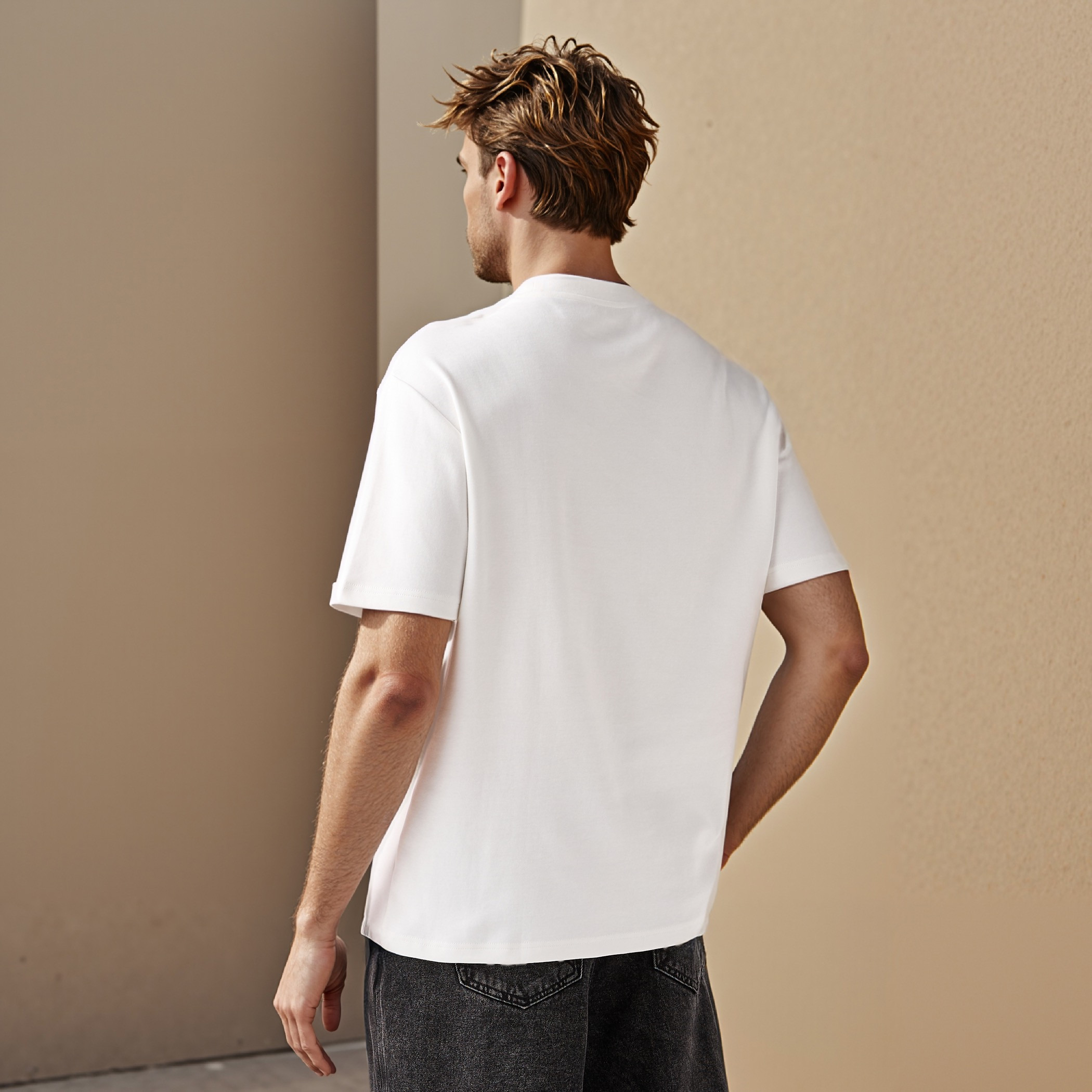 تيشيرت بقصة مريحة وياقة ضيقة-men-clothing-tshirtsandpolos-tshirts-image-3