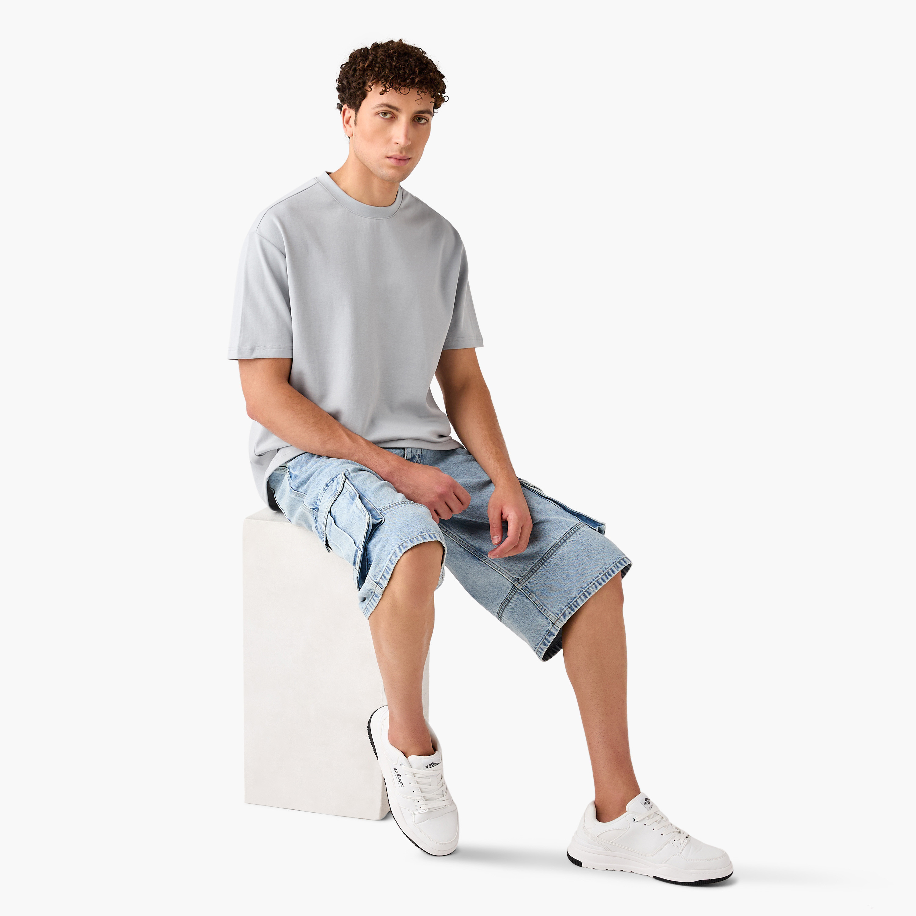 تيشيرت بياقة ضيقة وقصة مريحة-men-clothing-tshirtsandpolos-tshirts-image-7