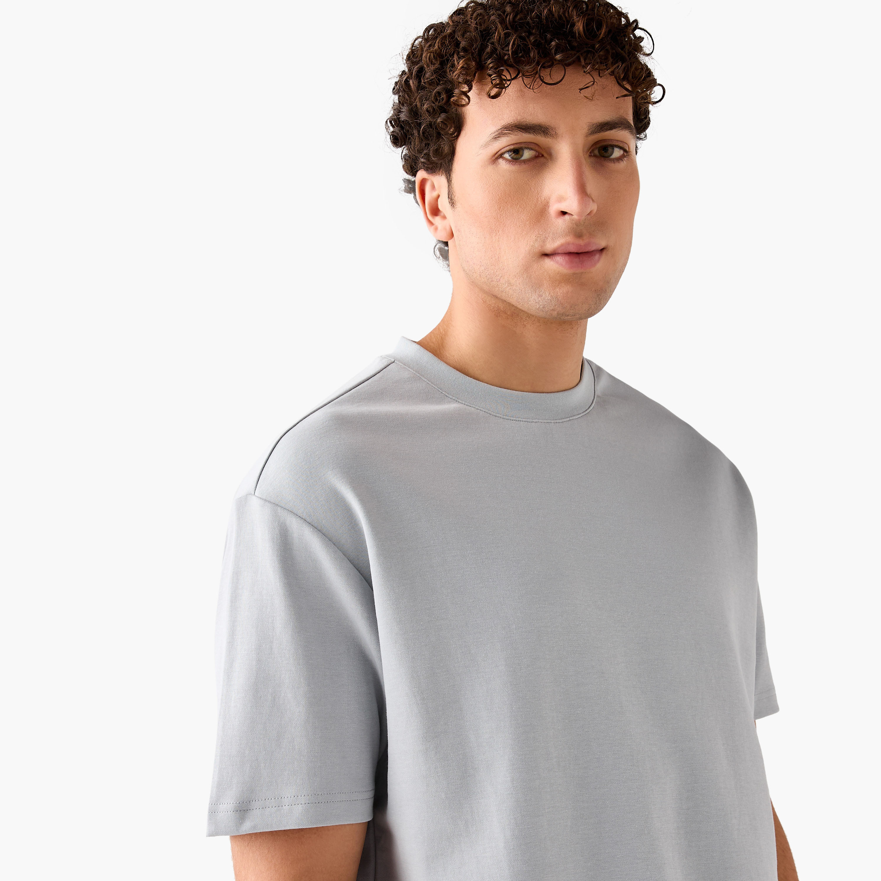 تيشيرت بياقة ضيقة وقصة مريحة-men-clothing-tshirtsandpolos-tshirts-image-9