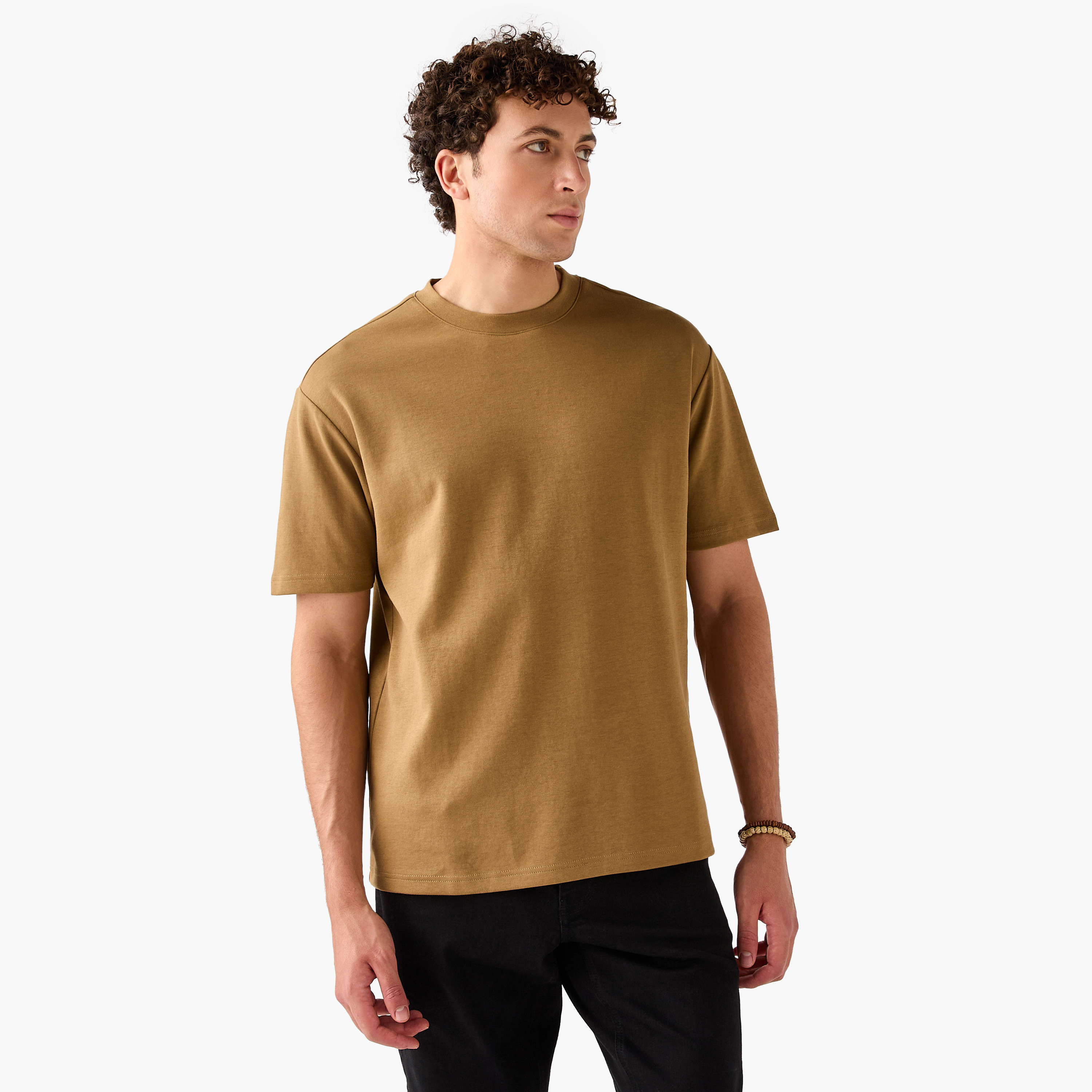 تيشيرت بياقة ضيقة وقصة مريحة-men-clothing-tshirtsandpolos-tshirts-image-1