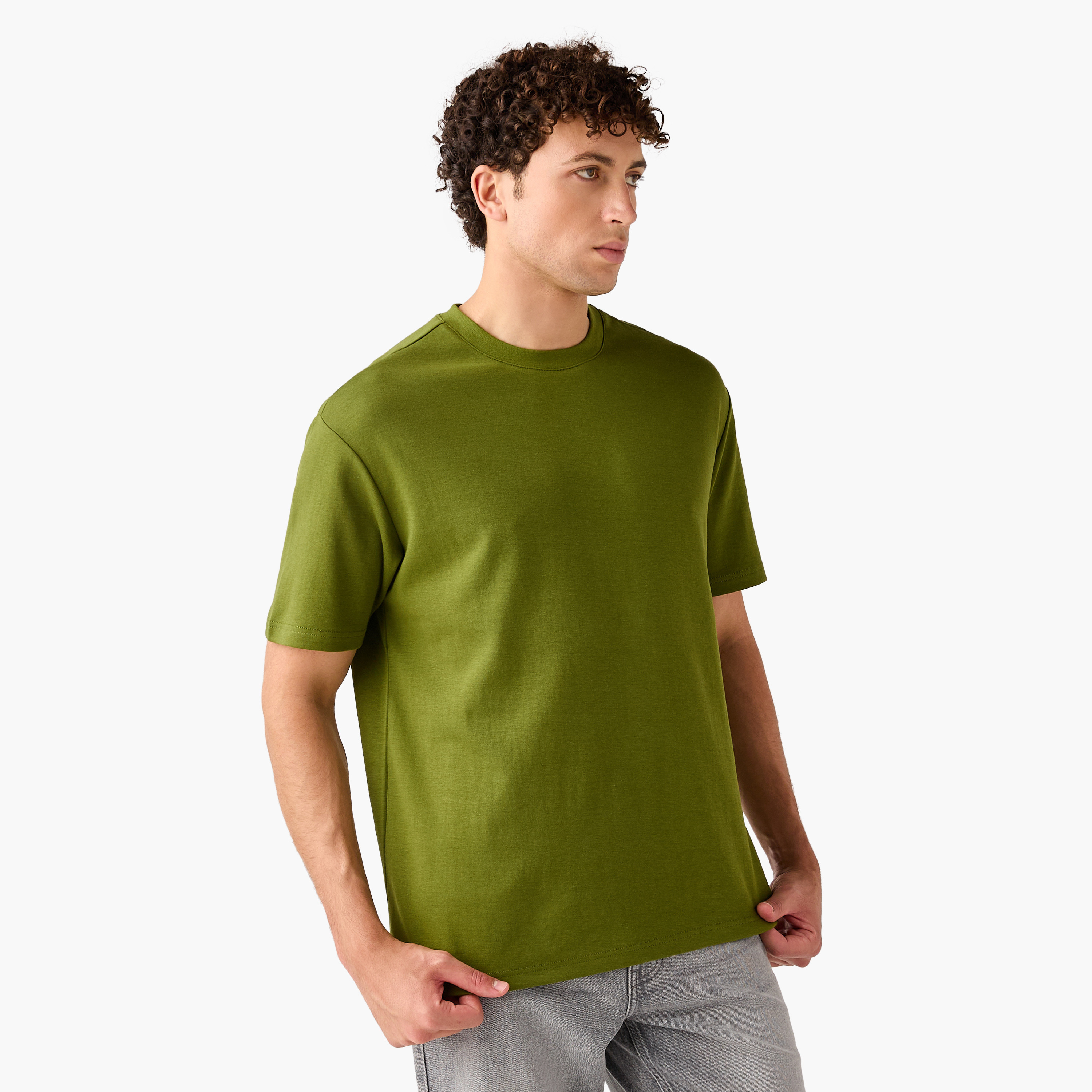 تيشيرت بياقة ضيقة وقصة مريحة-men-clothing-tshirtsandpolos-tshirts-image-11