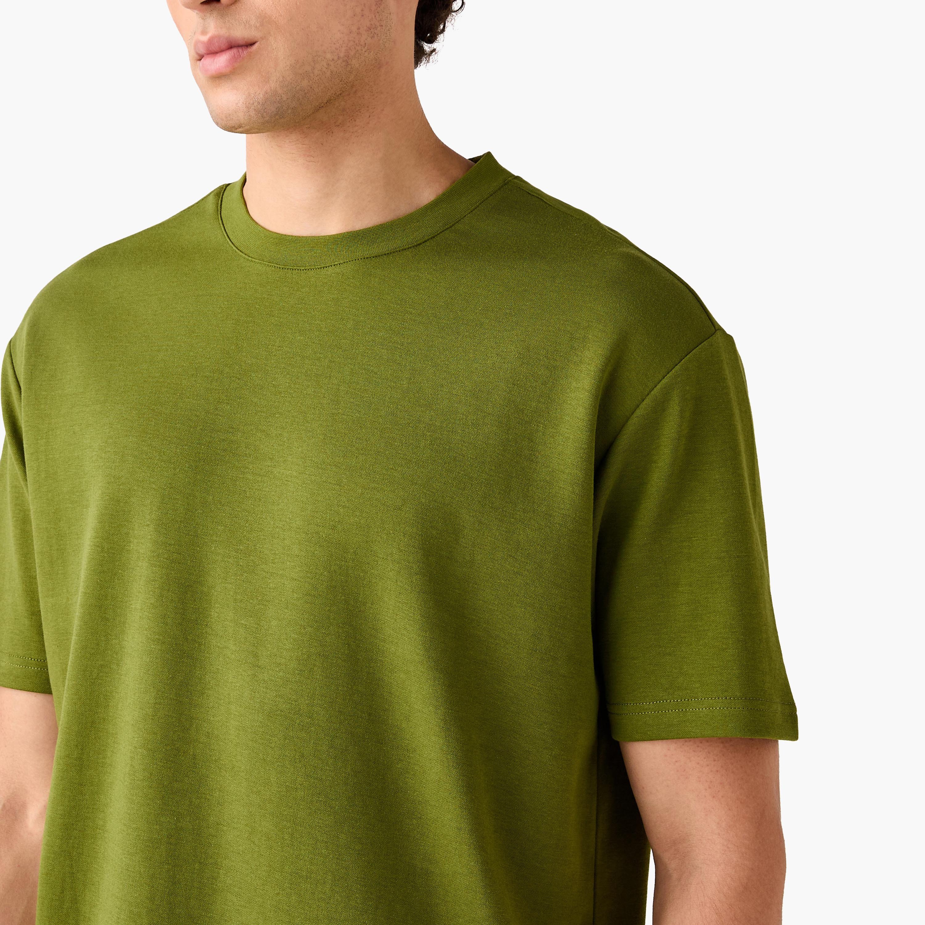 تيشيرت بياقة ضيقة وقصة مريحة-men-clothing-tshirtsandpolos-tshirts-image-14