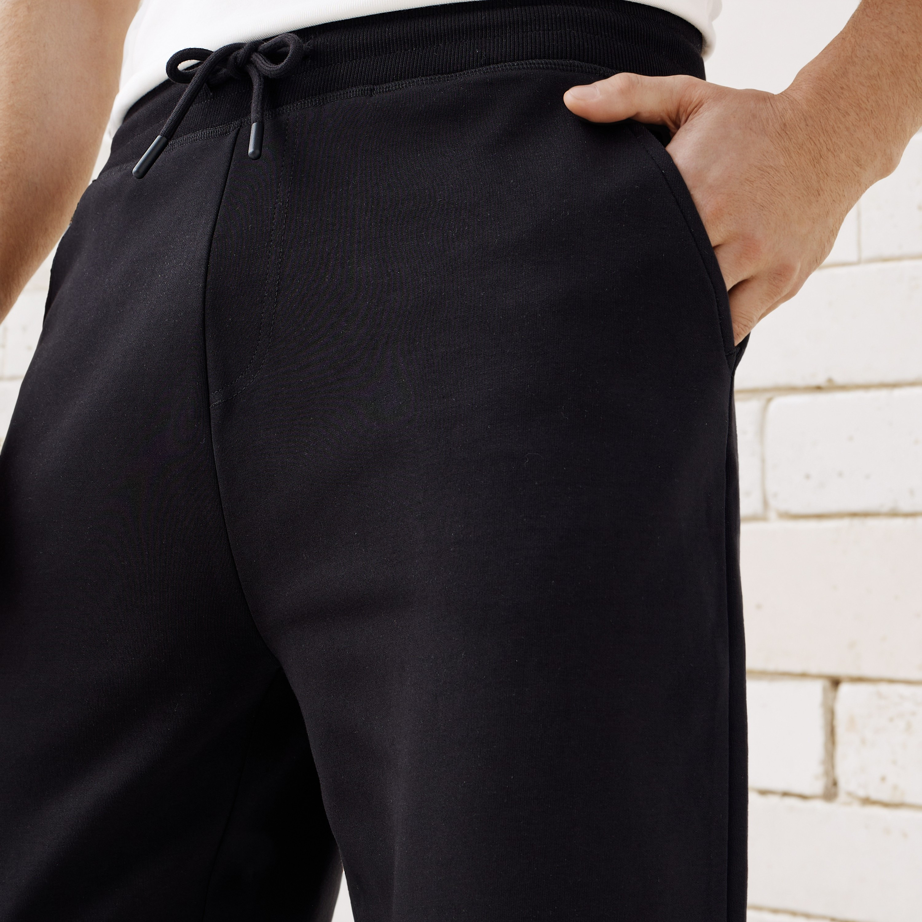 بنطلون رياضي بقصّة عادية وخصر مطاطي وجيوب-men-clothing-bottoms-joggers-image-9