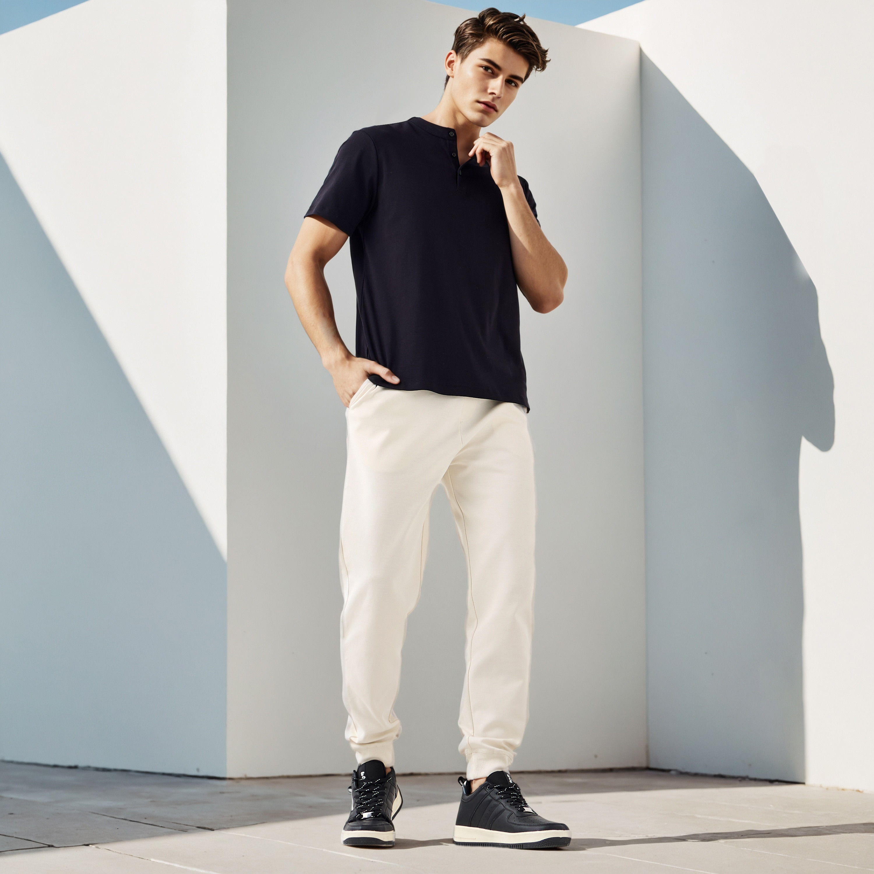 بنطلون رياضي بقصّة عادية وخصر مطاطي وجيوب-men-clothing-bottoms-joggers-image-12