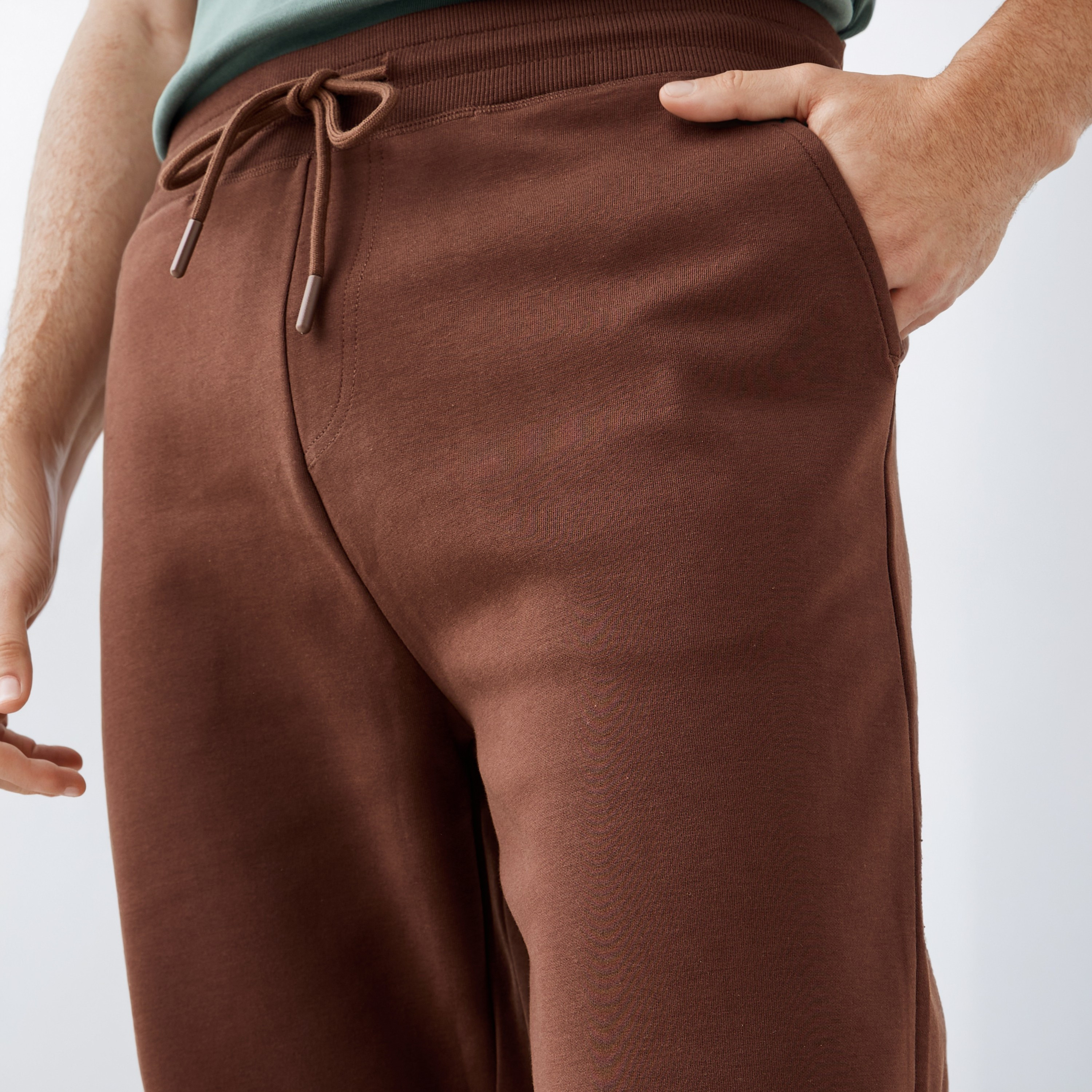 بنطلون رياضي بقصّة عادية وخصر مطاطي وجيوب-men-clothing-bottoms-joggers-image-19