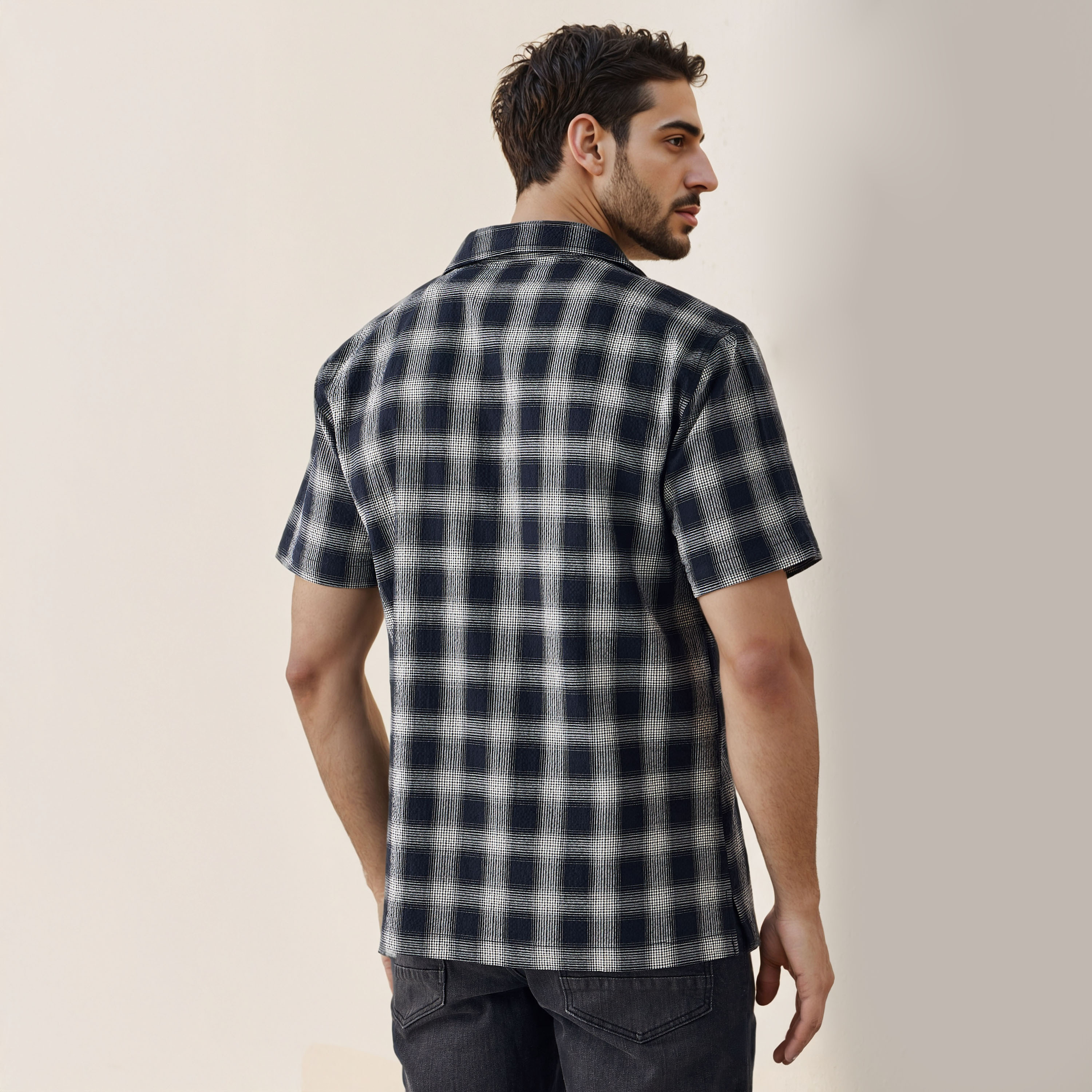 قميص ريزورت سيرساكر بقصة عادية وطبعات مربعات-men-clothing-shirts-image-3