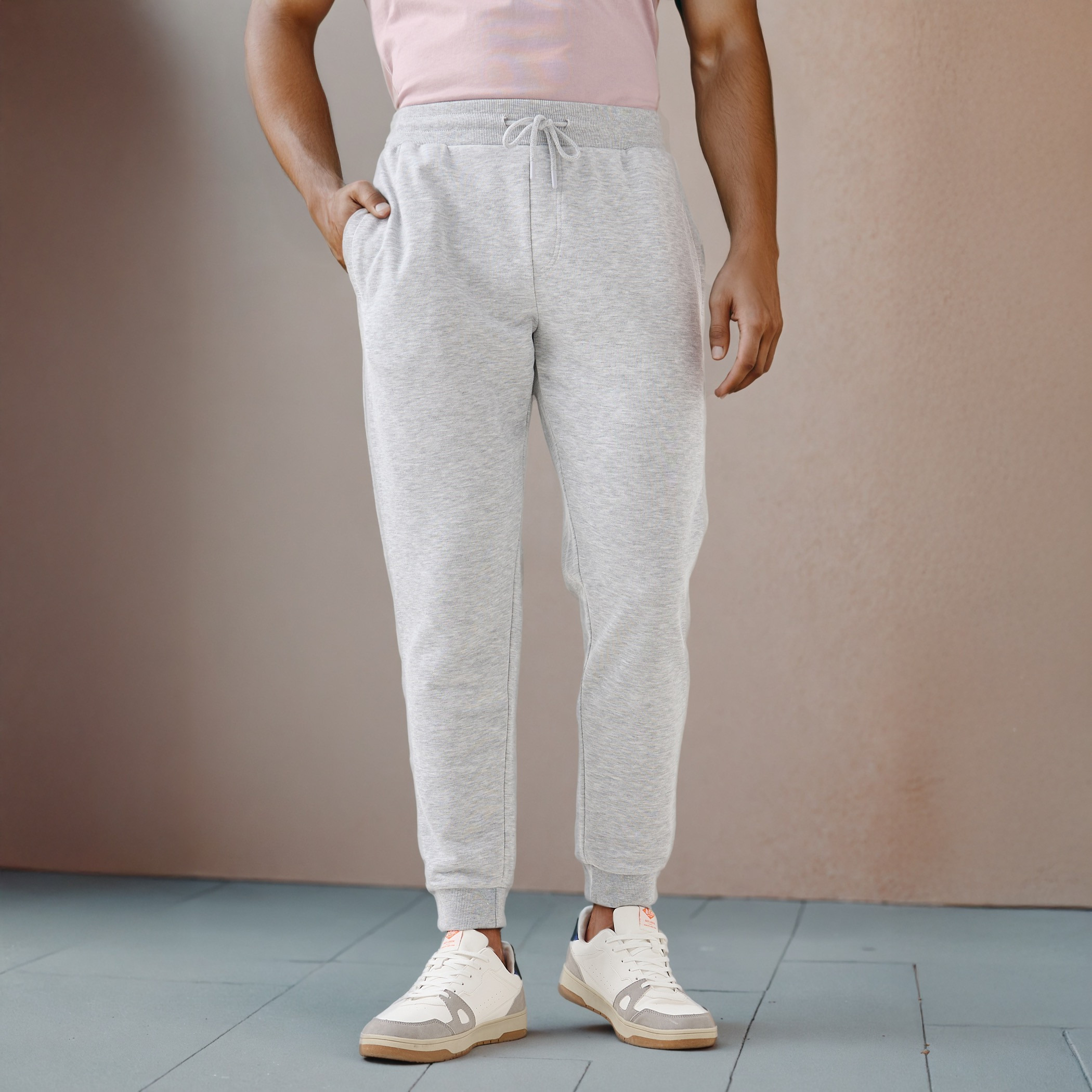 بنطلون رياضي سادة ومريح بجيوب-men-clothing-bottoms-joggers-image-1