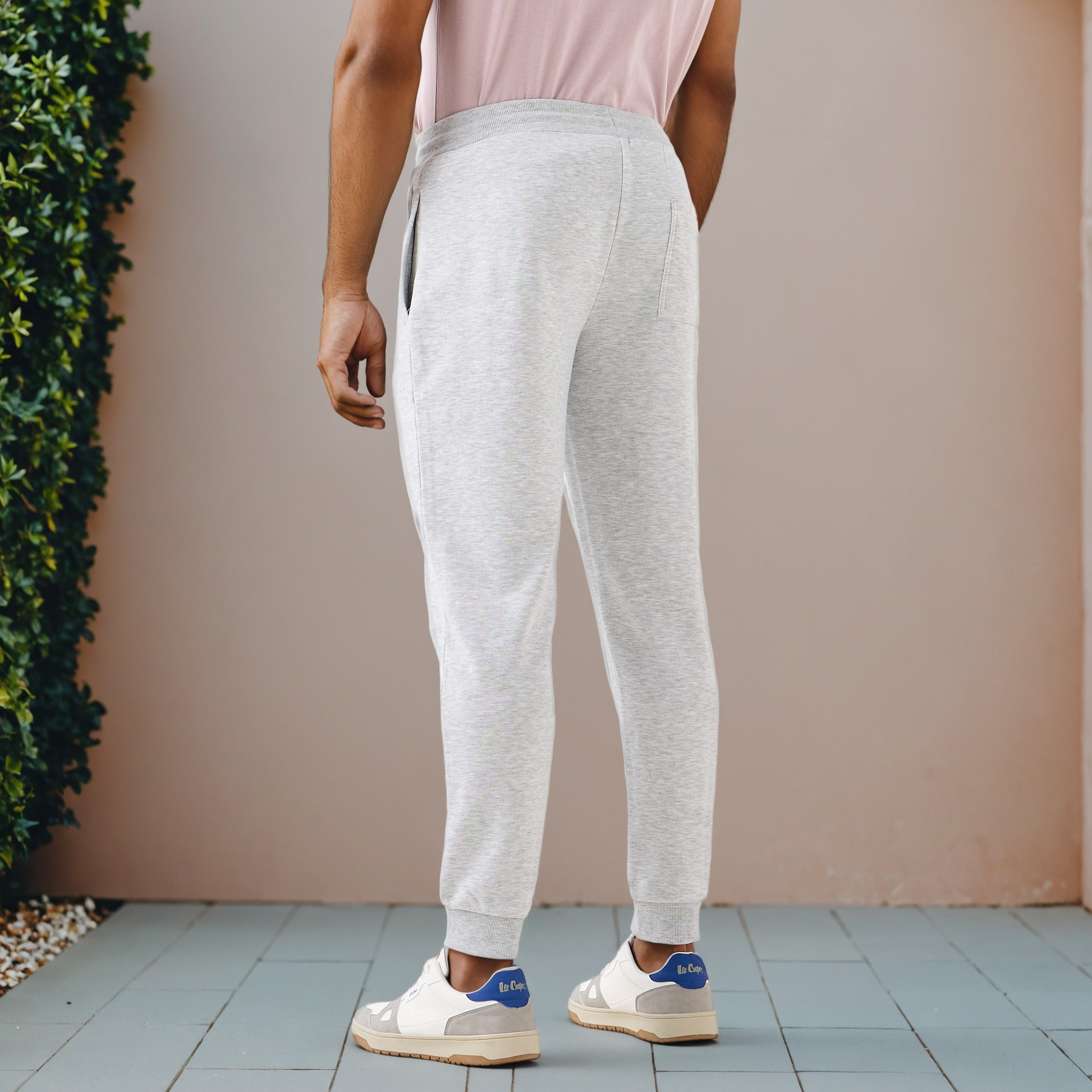 بنطلون رياضي سادة ومريح بجيوب-men-clothing-bottoms-joggers-image-3