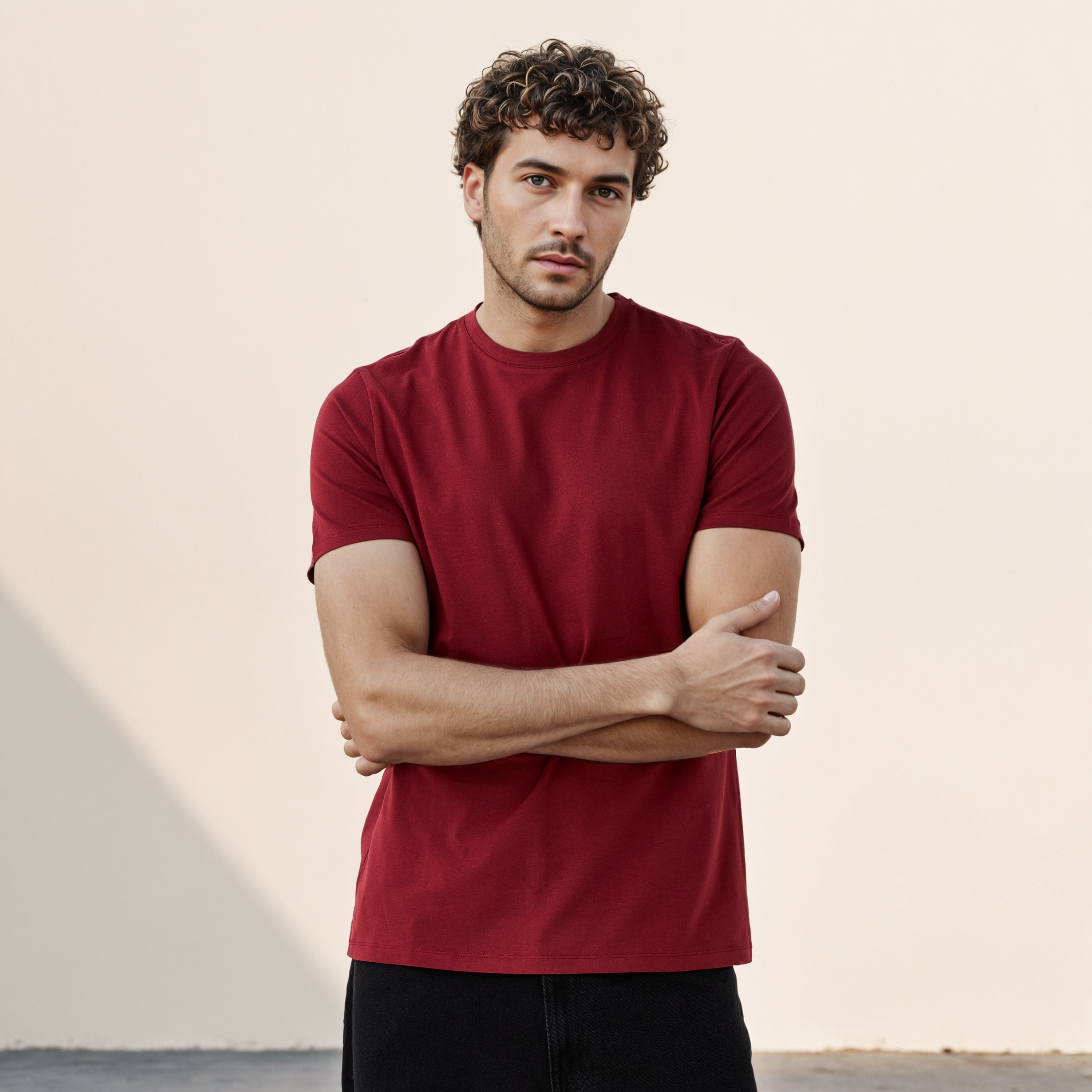 تيشيرت بياقة ضيقة وقصة عادية-men-clothing-tshirtsandpolos-tshirts-image-1