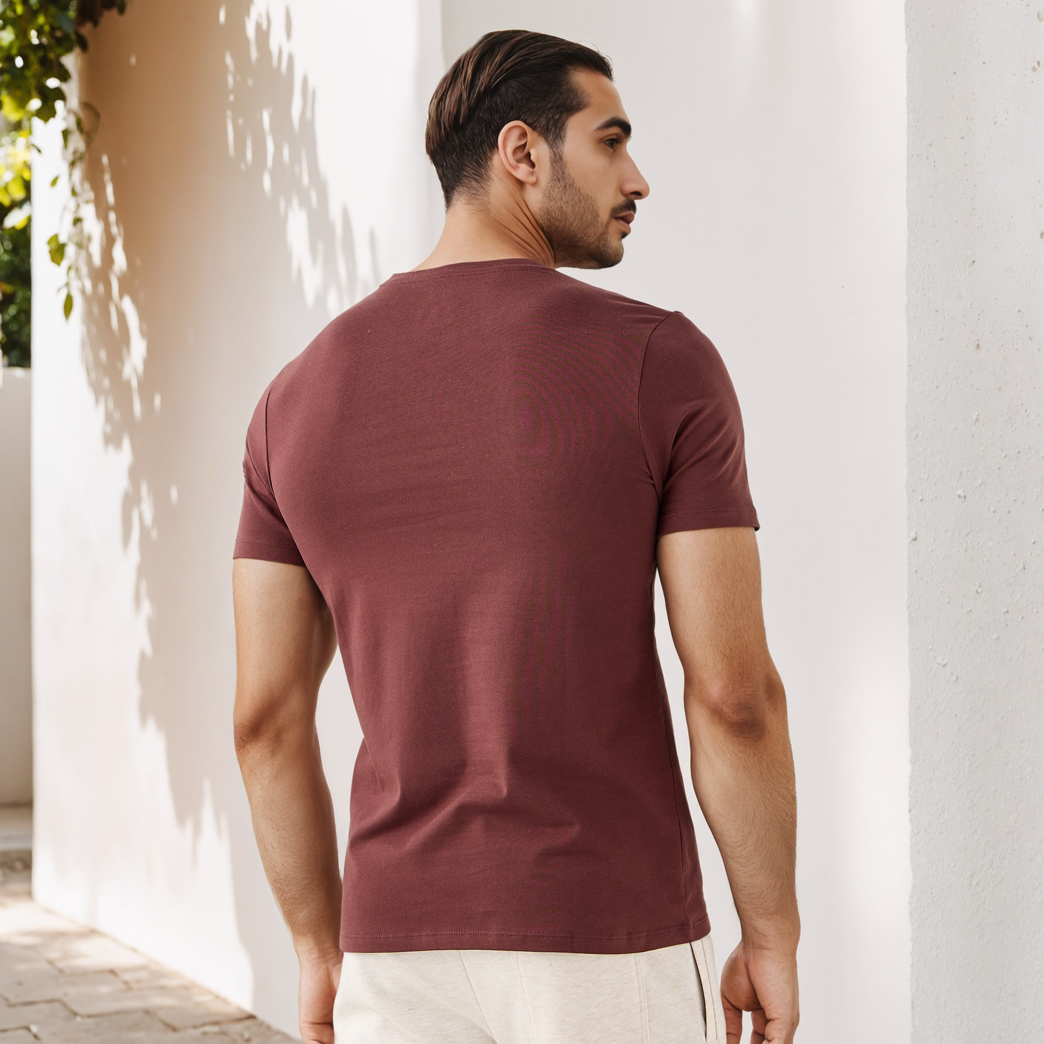 تيشيرت بياقة ضيقة وقصة عادية-men-clothing-tshirtsandpolos-tshirts-image-3