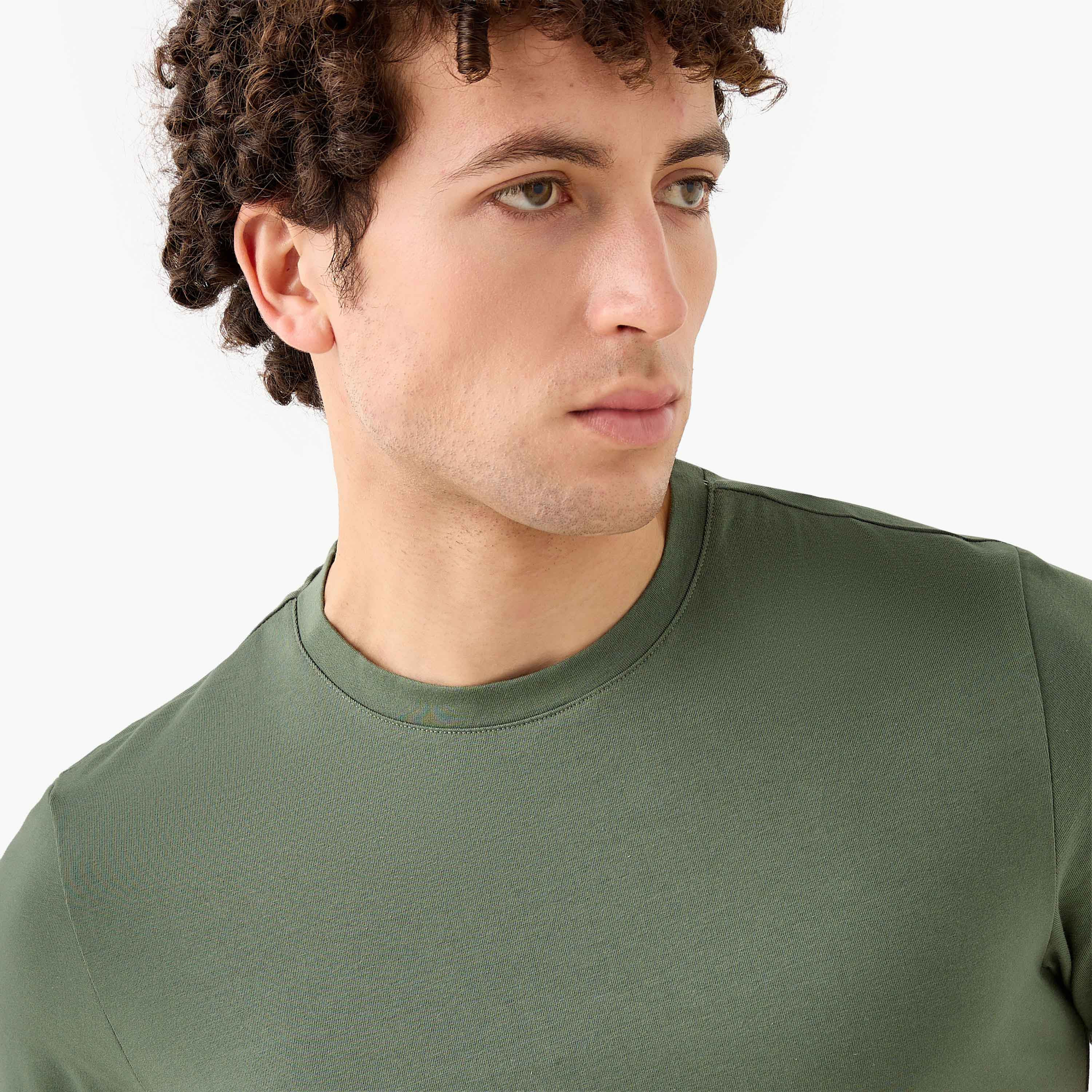 تيشيرت بياقة ضيقة وقصة عادية-men-clothing-tshirtsandpolos-tshirts-image-4